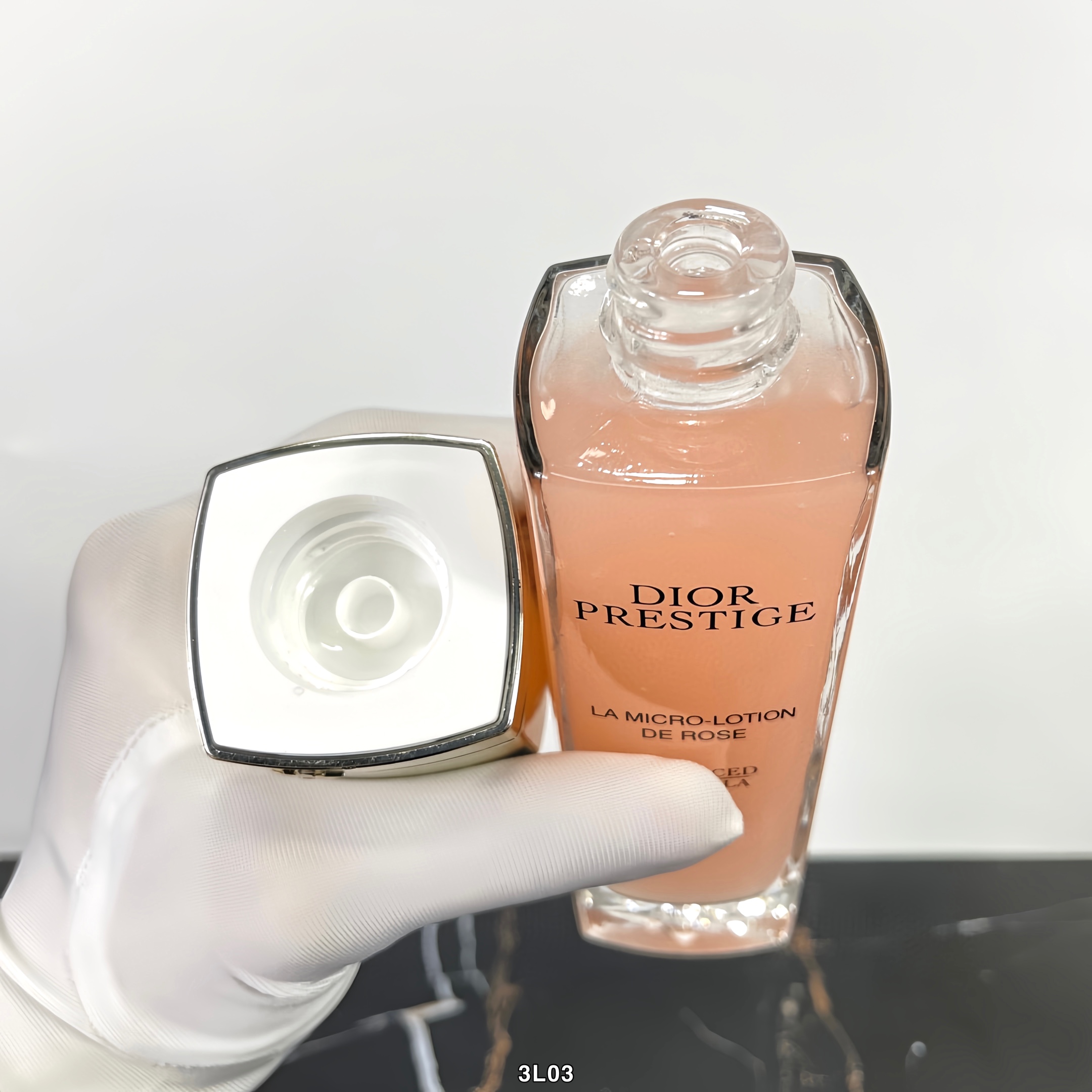 专柜品质/60💰包邮
迪奥花秘精粹露新版150ml！迪奥推出的全新玫瑰花蜜养活精华油，浓聚精油能量微囊，最为肌肤的营养补充剂含矿物质、微量元素、VE等养护营养，质地丝滑不油腻，最大程度的深入渗透及迅速滋养，帮助肌肤获得活力养分，是Dior科技护肤又一革命性精华液💢