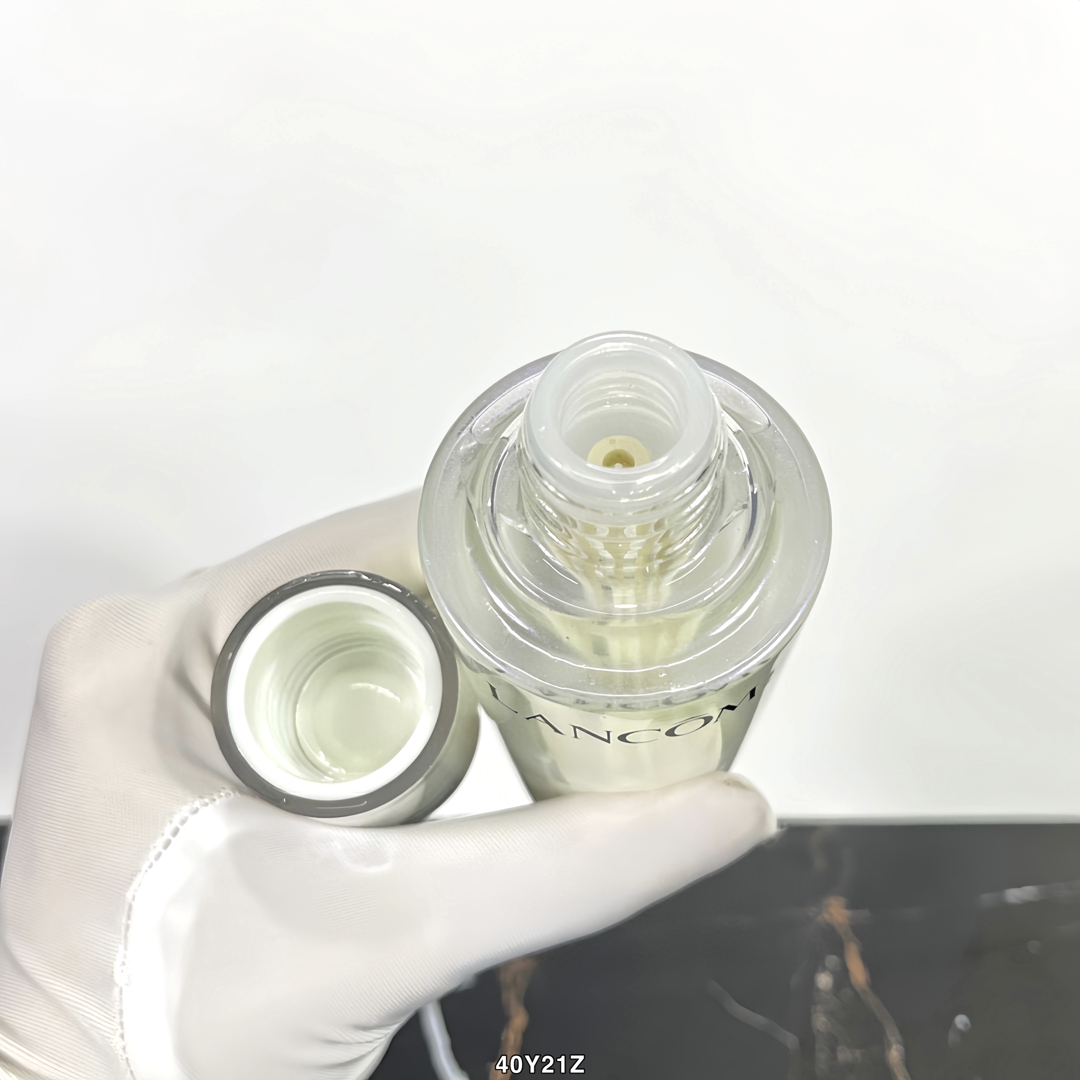 58！调价！
新版二代兰蔻极光水150ml🔜40Y608编码！可配中文标❗️质量升级🆙兰蔻极光精华水150ml✔精华水是双层水油质地，但完全不会增加皮肤油腻感！⚠️ 精华瓶中自带的黑科技“起泡棒”使用前记得要先摇匀“激活”一下。 使我们每次用到的都是精密的97:3水油配比，很好的调整肌肤达到健康状态。💫 可以激活皮肤里的酶化反应，帮助肌肤加速新陈代谢，剥离老废角质，刺激细胞新生。