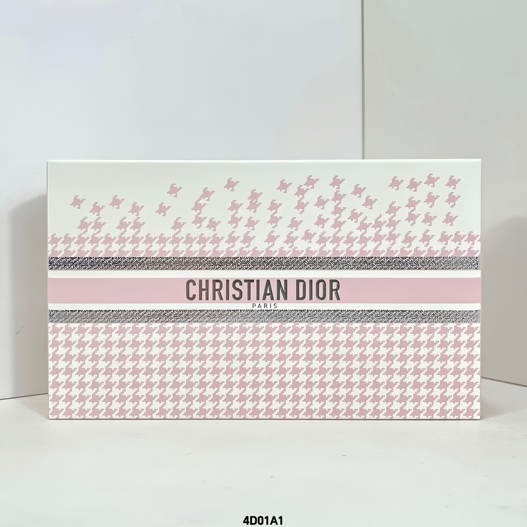 💥110包 💪( 迪奥粉盒口红五件套 ) 4D01A1编码!配礼袋❗️可配中文标✔迪奥520限定新版口红五件套色号:均为丝绒888-840-720-999-777。