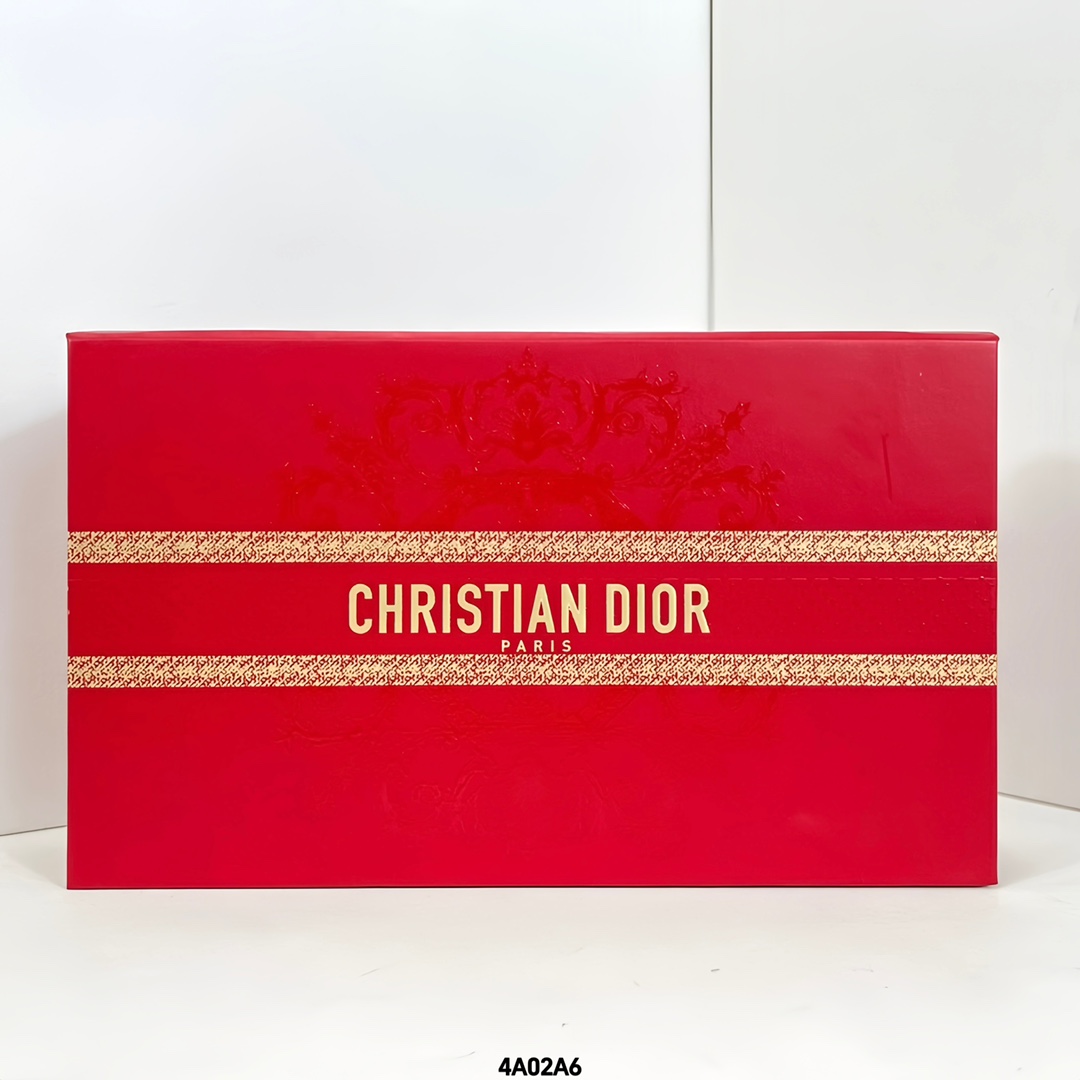 110包 💪( 24款/迪奥蓝金口红5件套龙年套盒 ) 4A02A6编码配礼袋❗️!【龙年套盒】迪奥龙年新年口红小样五件套盒,999丝绒+720丝绒+777丝绒(新色)+772丝绒(新色)+840丝绒。