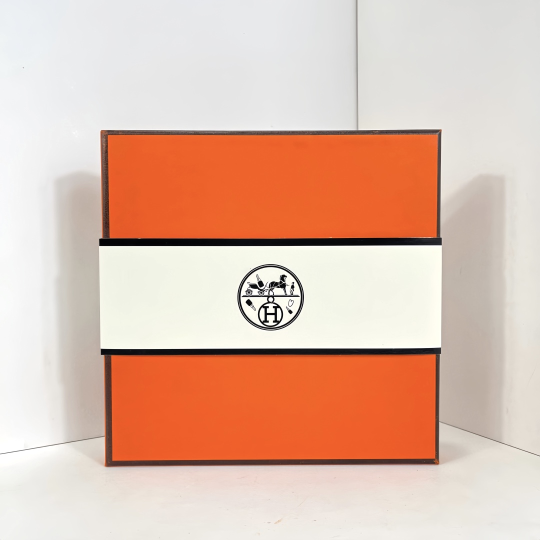 💥90包 ✍️爱马仕口红小样5件套🔜配礼袋❗爱马仕套盒!色号:21-75-64-68-85爱马仕新春限定礼盒五件套小样现货!爱马仕口红都是圆柱体,盖子都是清一色白色,质地看膏体切面就阔怡啦!!哑光质地是尖头~緞光质地是圆头💓灵感来源于爱马仕包包气质… 真:口红中爱马仕💢