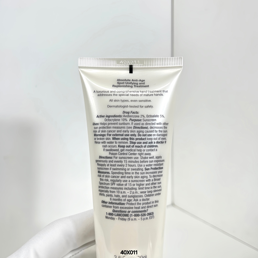「海南免税店」售价:24💰专柜版
兰蔻菁纯护手霜100ml🔜兰蔻护手霜100ml香味细腻，是菁纯一贯的风格。不油，基本一搓开皮肤就平整了，很嫩滑。意难平~~感觉要入正装了。
⚠️ 彩妆不支持退货，宝子们想好再下单哈！