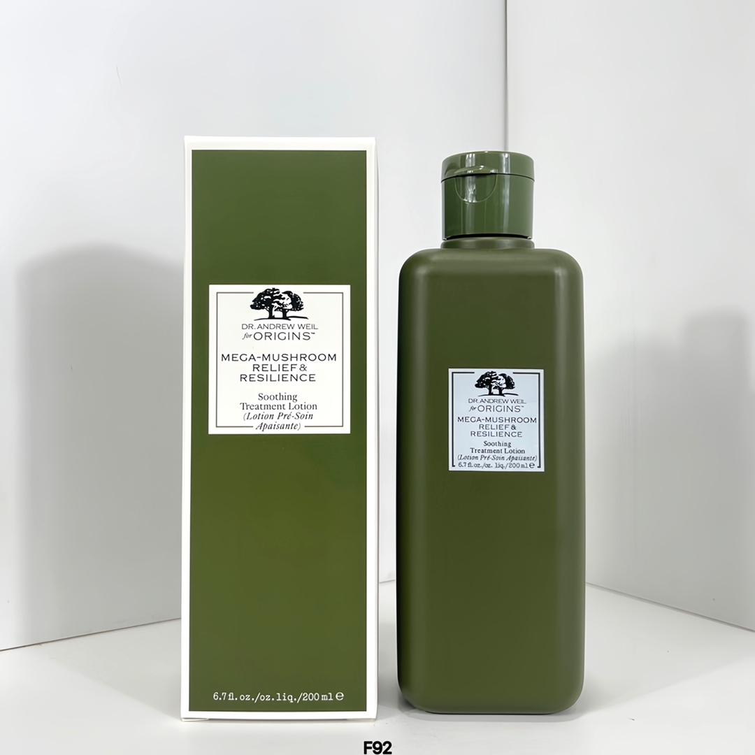 55💰
悦木之源菌菇水新版200ml！我们把她称为“烂脸水”，因为烂脸一用就好，悦木之源菌菇水200ml，雅诗兰黛旗下品牌～痘皮烂脸过敏发红去闭口粉刺神器，用来湿敷，淡淡的中药味闻着就很安心～它具有镇静舒缓作用，用一段时间下巴的闭口就会消，她家销量最好的一款精华水，保湿好而不黏。它家产品靠口碑出名。对于蘑过敏了，泡纸膜敷一次，睡一觉，第二天就好啦💢新款悦木之源菌菇水磨砂瓶四代200ml！