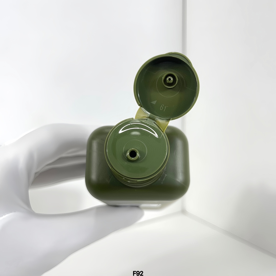 55💰
悦木之源菌菇水新版200ml！我们把她称为“烂脸水”，因为烂脸一用就好，悦木之源菌菇水200ml，雅诗兰黛旗下品牌～痘皮烂脸过敏发红去闭口粉刺神器，用来湿敷，淡淡的中药味闻着就很安心～它具有镇静舒缓作用，用一段时间下巴的闭口就会消，她家销量最好的一款精华水，保湿好而不黏。它家产品靠口碑出名。对于蘑过敏了，泡纸膜敷一次，睡一觉，第二天就好啦💢新款悦木之源菌菇水磨砂瓶四代200ml！