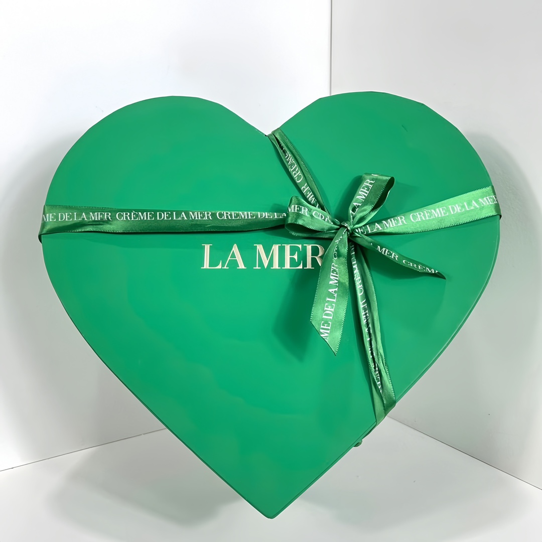 140! (Set de tres piezas con forma de corazón de La Mer) Incluye bolsa de regalo. Atención: no hay cinta de colores, so…