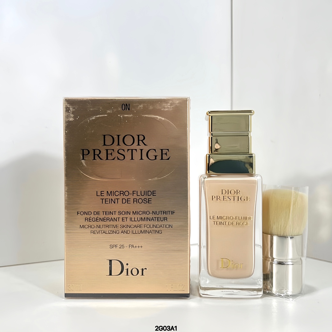 💥100包 💪( 迪奥花蜜精华粉底液30ml ) 2G03A1编码!可配中文标✔ 2️⃣色:0N#,1N#。蕴含萃取自冈维拉玫瑰的 20种玫瑰微营养素,滋养暗沈疲备肌,有效恢复肌肤油水平衡,使肌肤弹力澎润。全天候保湿润泽。成分中调和了创新色彩成分:玫瑰金微光粒子,能巧妙地随外在环境光线变化,使底妆绽耀。匀亮清透光采,成就玫瑰花瓣肌。