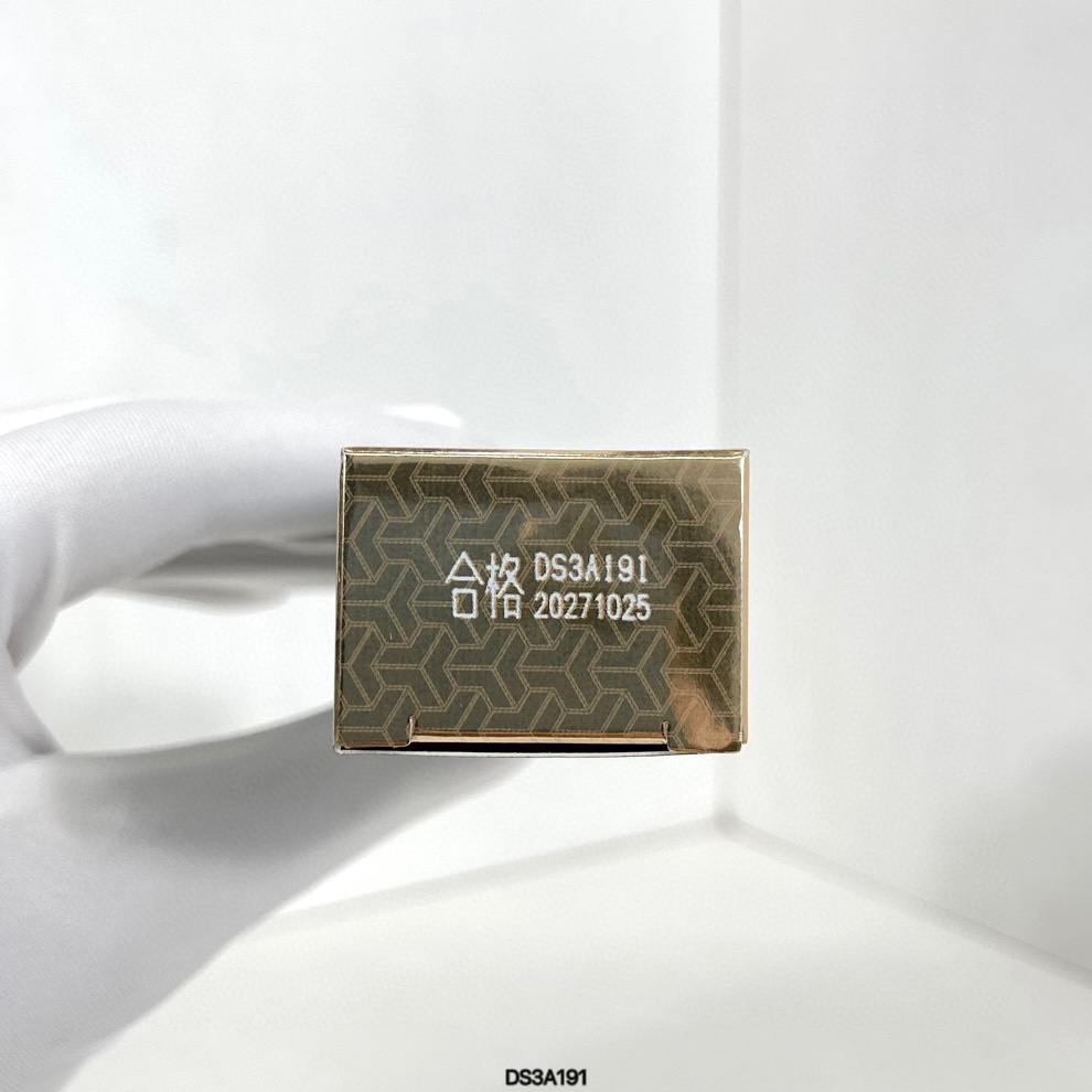 55💰
毛戈平粉底液20ml！色号：801#。干皮/混合皮都给我买！！流动性贼好，不卡粉滋润服帖 遮瑕力持妆力都非常，搭配黑霜yyds跟卡粉起皮saybyebye。