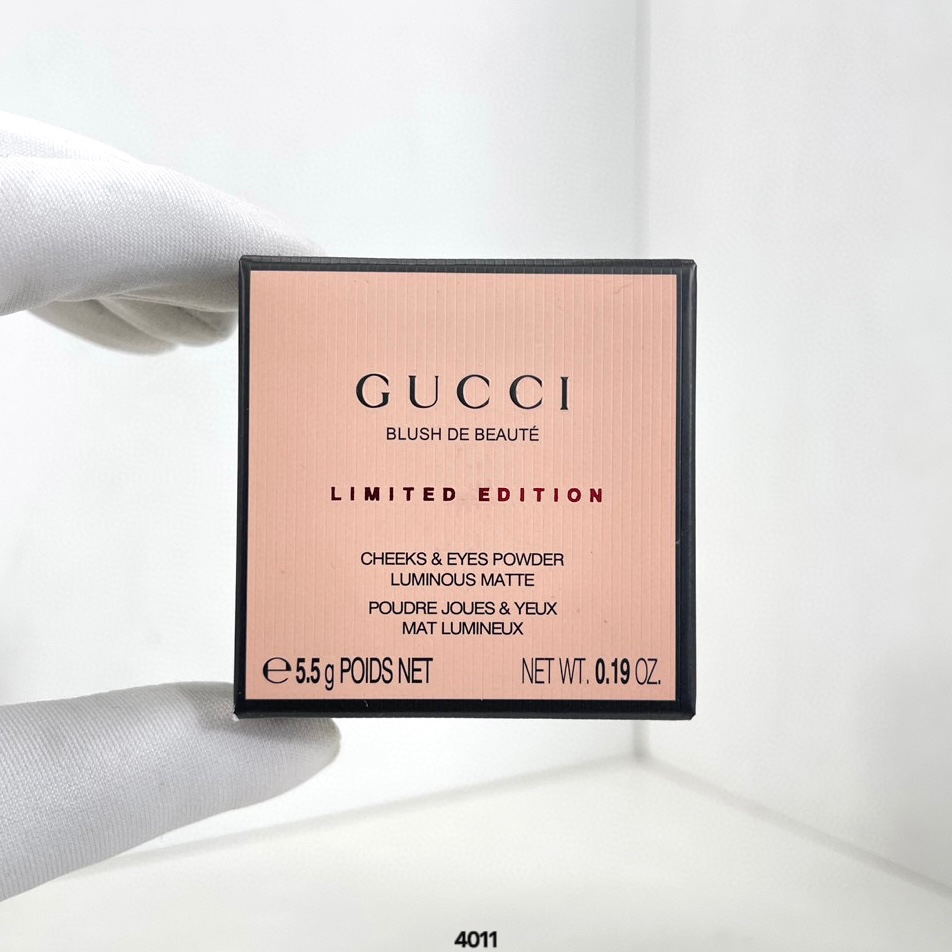 28! Colorete Gucci 5.5g edición navideña🔜 Código 4011! Tono: 10# Soft Peach. ¡Colorete de edición limitada con estrell…