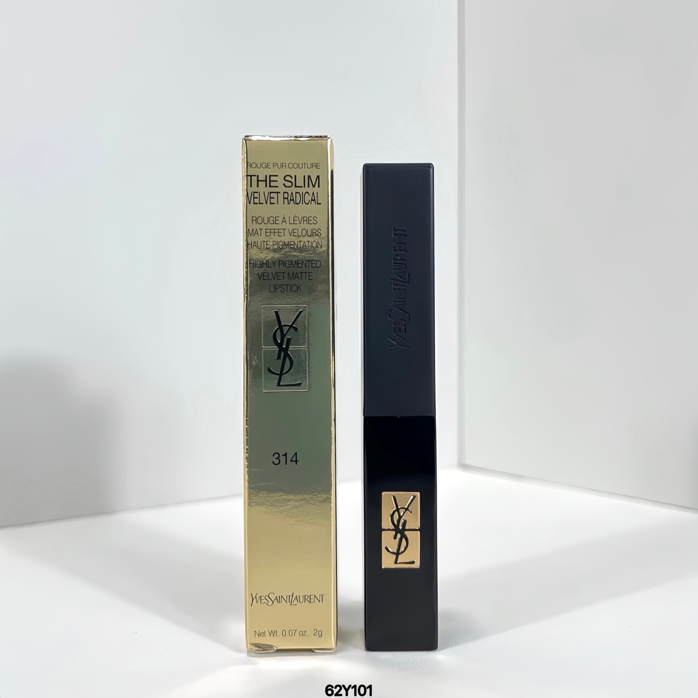 💥70包 💪( 圣罗兰小黑条口红 ) 62Y101编码！1️⃣5️⃣色：301# 302# 305# 307# 308# 309# 312# 313# 314# 315# 316# 317# 318# 320# 321#。✔可配中文标❗️YSL这次的小黑条/小黑管口红真的有点炸💥尤其这个纯黑包装! ! !啊啊啊啊!真的好拽，不管是看着还是摸着都很有质感，质地也是很轻薄丝滑的半哑光质地！上嘴舒适度一绝！小黑条的半哑光质地我不得不说，瑞思拜软软糯糯又hin轻薄的感觉，上嘴自带一种柔焦感，一点都不卡唇纹我哭了