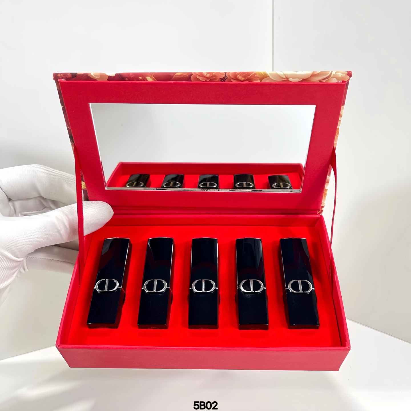 90💰
迪奥红蛇蓝金口红小样五件套！内含：1.5g*5。色号：新丝绒999-新丝绒100-新丝绒840-新丝绒764-新丝绒760。