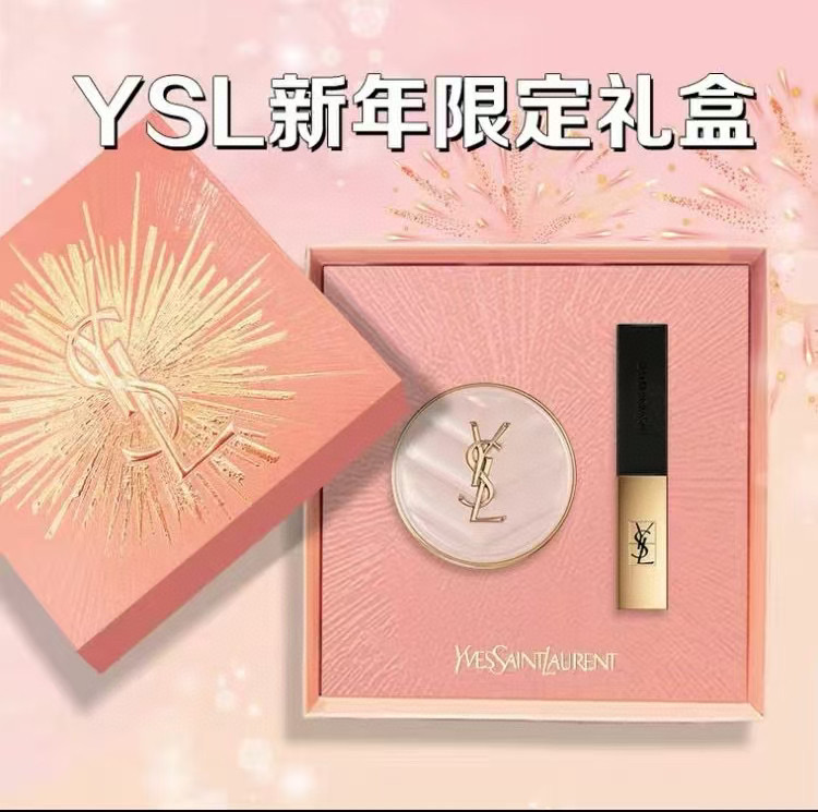120💰包邮
( 圣罗兰烟花口红/气垫两件套 ) 配礼袋❗️色号自选：
黑色/粉色皮革气垫b10#，b20#
小金条口红色号：
21# 23# 28# 30# 32# 33# 34# 35# 36# 37# 38# 416# 1966# 2024#。圣罗兰2025新年情人节限定口红黑气垫礼盒两件套！送礼佳品，高档货，官网同步！