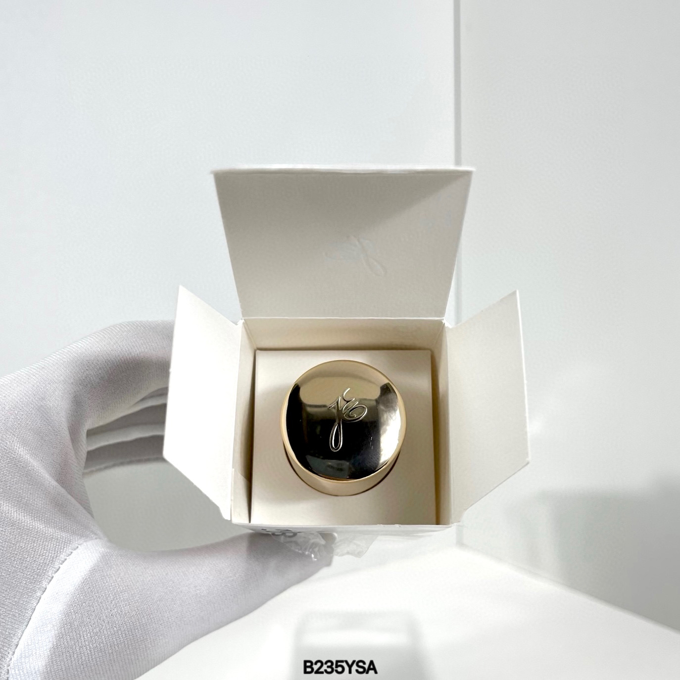 专柜品质/90💰包邮
伊诗贝格V脸精华50ml！法国伊诗贝格EISENBERG是一个源自法国的高端护肤品牌，在国内的普及度相比其他同类品牌要低很多，它的核心配方三重活动分子（说人话就是一种高科技的御龄配方~能够作用于肌肤表层和肌底，帮助肌肤变得弹力、紧致、光滑。