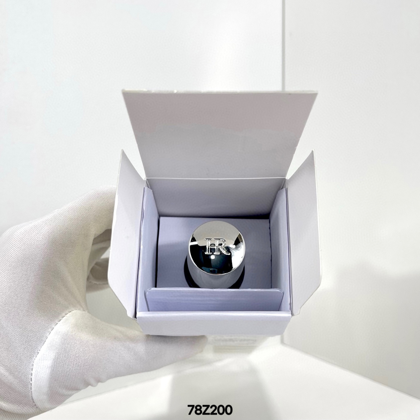 80包 25版HR赫莲娜小露水200ml新包装 ) 78Z200编码！HR赫莲娜高光小露水200ml。HR赫莲娜至美琉光柔肤水200ml✔hr赫莲娜高光水小露水(小露珠）👊超凡的防御机制和修复能力，以"高光著称"不仅仅局限于其他护肤品的单纯美白，而是在普通美白的基础上更是肌肤就像打了高光一样🌞🌞简单来说功效是修复紧致提亮太棒了.HR赫莲娜琉光柔肤水200ml。