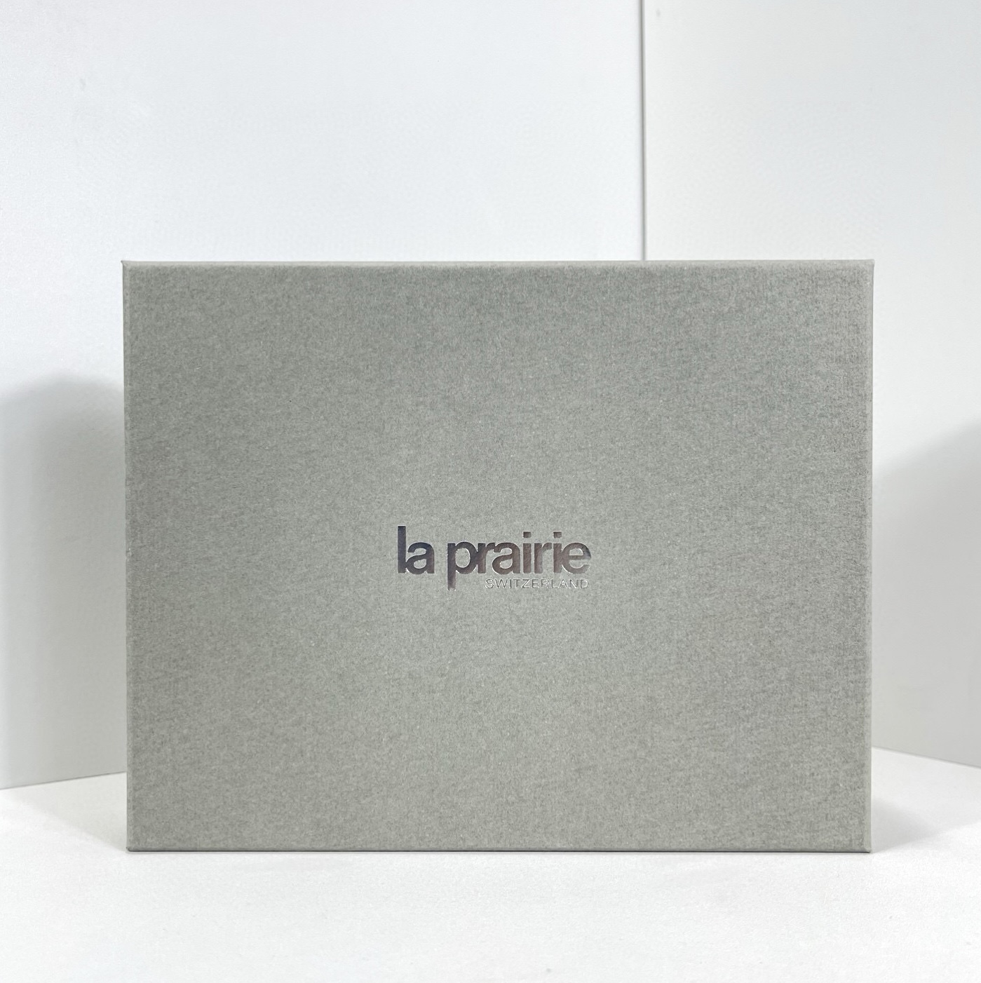 60! La Prairie muestras set de cuatro piezas! Incluye: crema para ojos 3ml, crema de relleno 5ml, agua esencial 10ml, l…