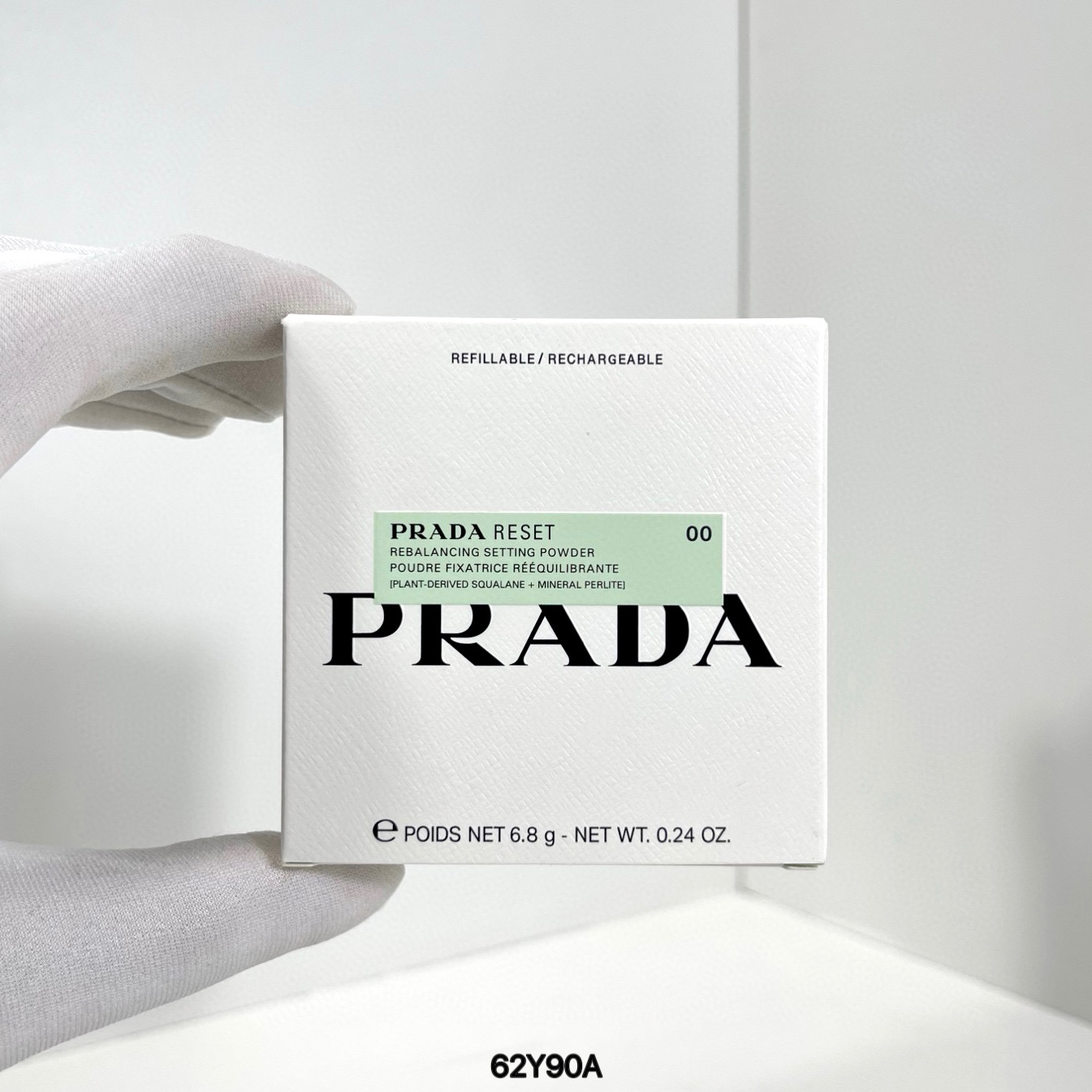 💥90包 💪( 普拉达绿色粉饼6.8g ) 62Y90A编码!PRADA普拉达定妆绿粉饼6.8g,Prada新品|绿色蜜粉饼绝美!妆前真一键磨皮!Prada新品蜜粉饼十妆前=超绝底妆❗️不愧是Prada!新品包装的颜值没得说!美!