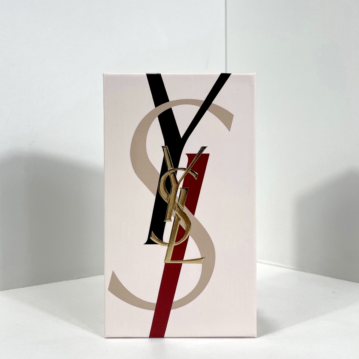 💥80包 💪( 圣罗兰520小金条口红礼盒 ) 配礼袋❗️圣罗兰520小金条口红单支礼盒版！ 色号自选：21# 23# 28# 30# 32# 33# 34# 35# 36# 37# 38# 416# 1966# 2024#。