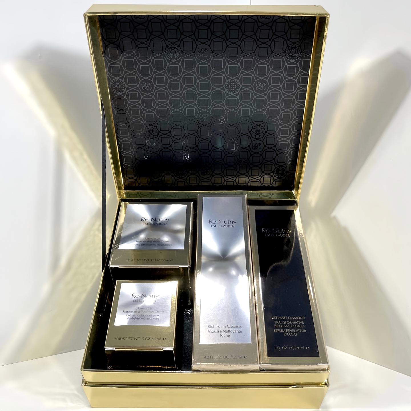 通/530💰
雅诗兰黛白金四件套明通版！内含：黑松露精华30ml+白金眼霜15ml，白金面霜50ml+白金洗面奶125ml。