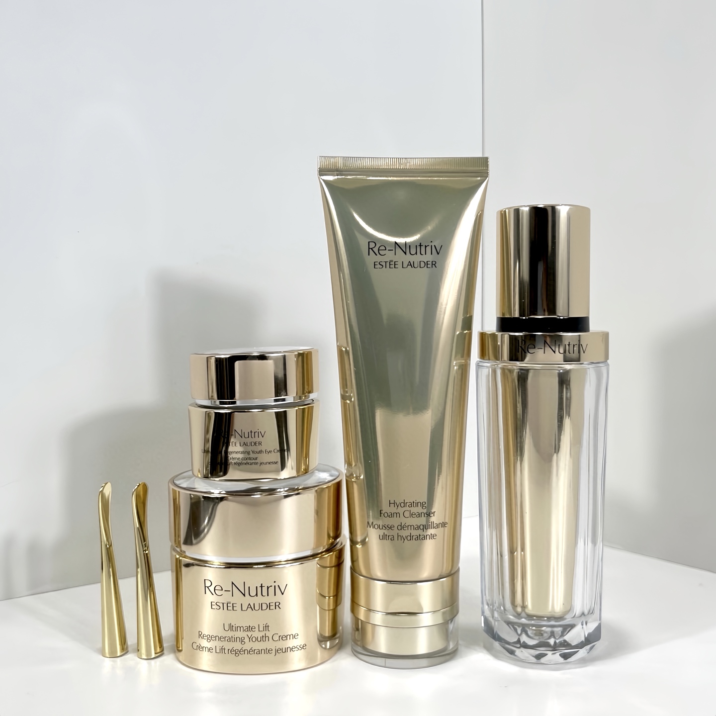 通/530💰
雅诗兰黛白金四件套明通版！内含：黑松露精华30ml+白金眼霜15ml，白金面霜50ml+白金洗面奶125ml。