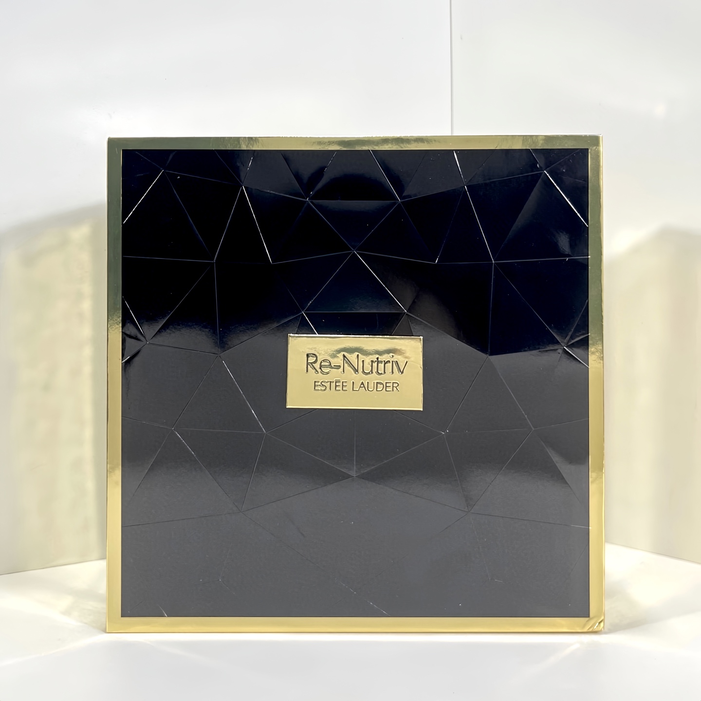 通/530💰
雅诗兰黛白金四件套明通版！内含：黑松露精华30ml+白金眼霜15ml，白金面霜50ml+白金洗面奶125ml。