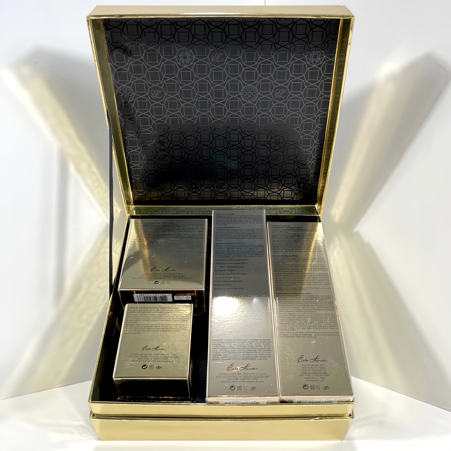 通/530💰
雅诗兰黛白金四件套明通版！内含：黑松露精华30ml+白金眼霜15ml，白金面霜50ml+白金洗面奶125ml。