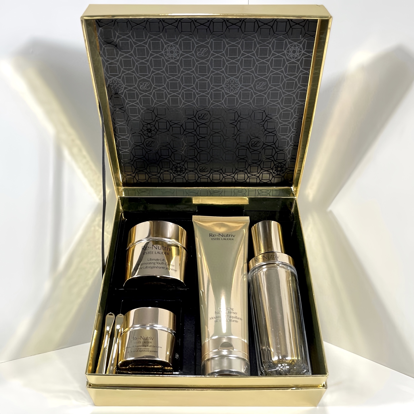 通/530💰
雅诗兰黛白金四件套明通版！内含：黑松露精华30ml+白金眼霜15ml，白金面霜50ml+白金洗面奶125ml。