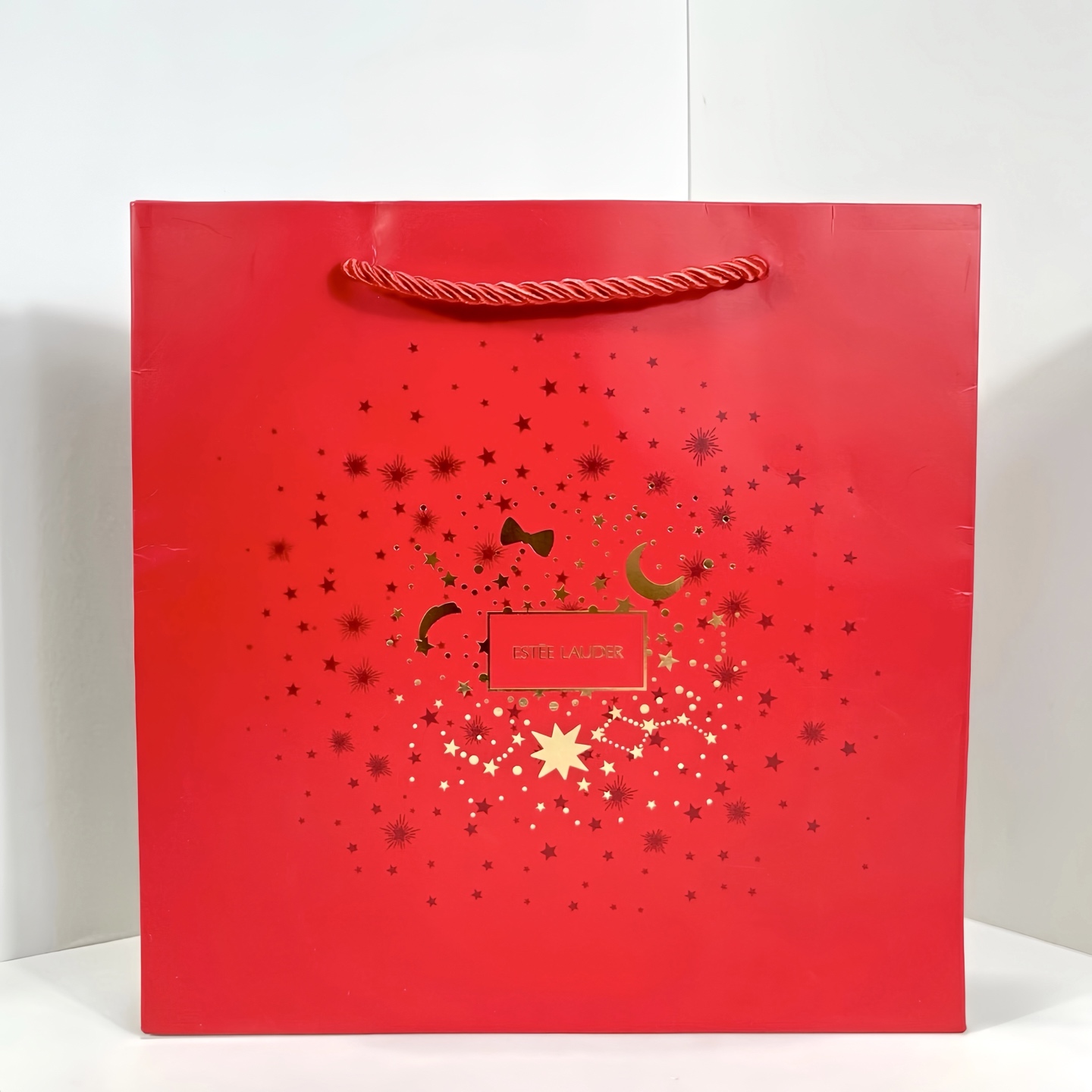 通/530💰
雅诗兰黛白金四件套明通版！内含：黑松露精华30ml+白金眼霜15ml，白金面霜50ml+白金洗面奶125ml。