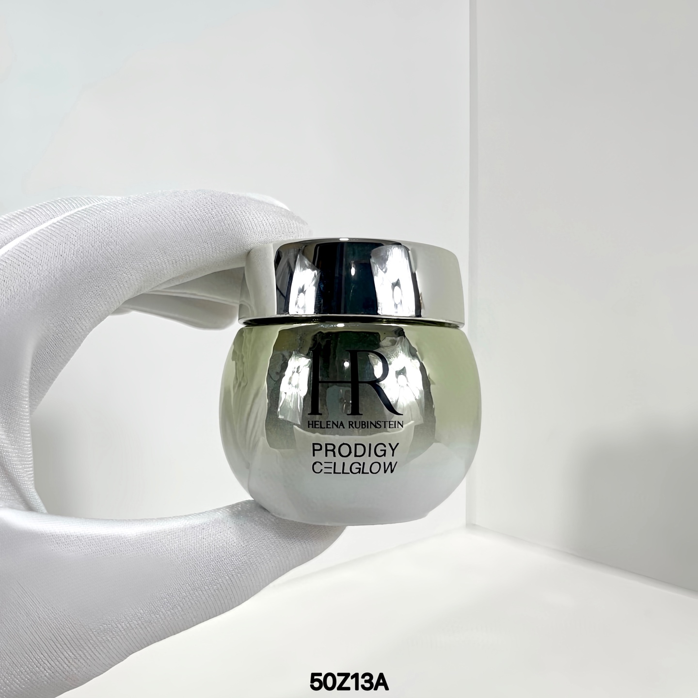 50包 ✍️HR赫莲娜高光眼霜15ml🔜50Z13A编码！已更新日期❗️HR赫莲娜至美琉光恒采高光眼霜15ml，这款HR高光眼霜的瓶身很有大牌的风范，拿在手上有RMB的沉重感，打开瓶盖，呈入眼中是淡淡，使我顿时少女心泛滥，轻轻一抹在眼部提的粉色亮，轻柔按摩使眼周有提拉紧致感，含有波色因抗衰成份年轻了双眸，HR赫莲娜至美琉光高光眼霜15ml。