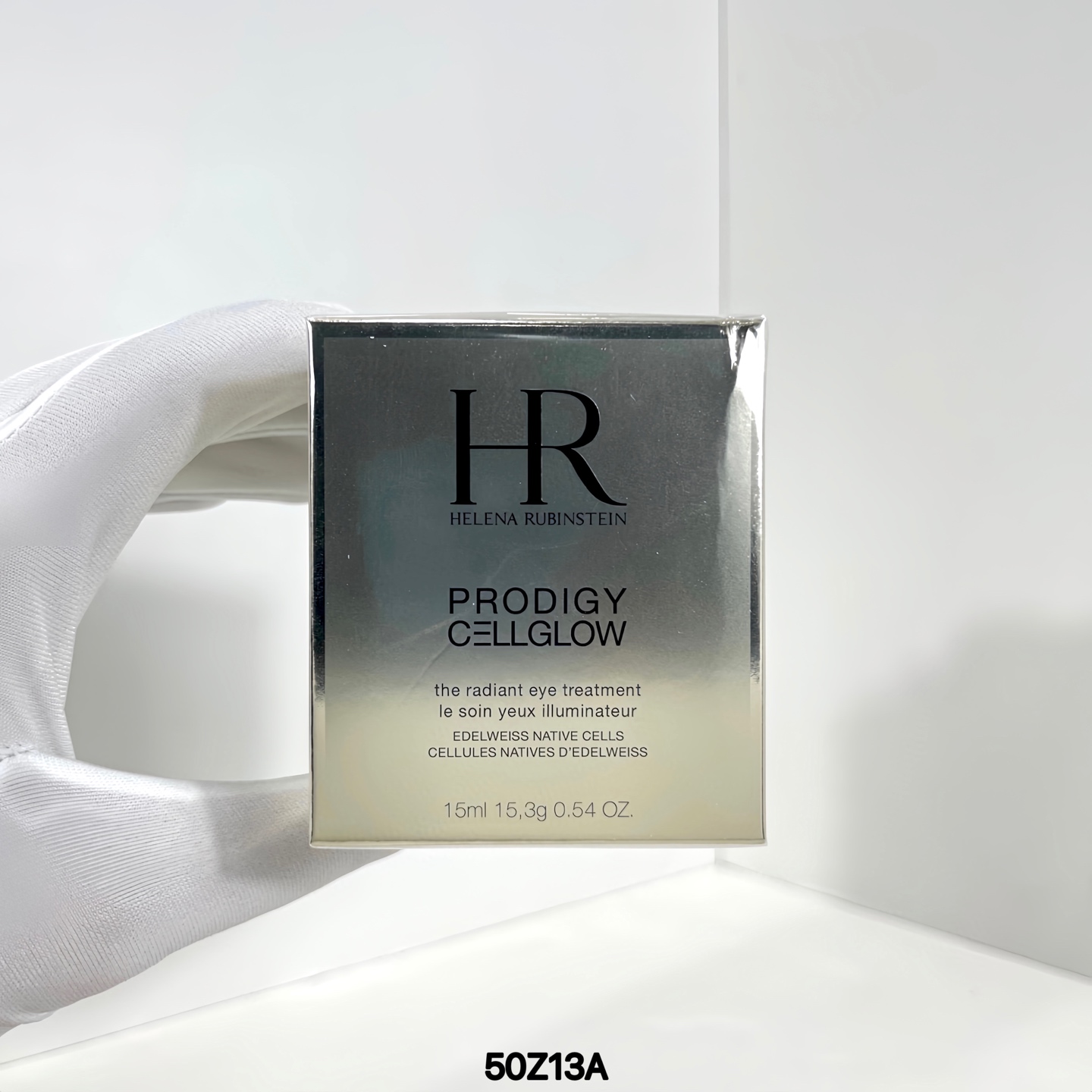 50包 ✍️HR赫莲娜高光眼霜15ml🔜50Z13A编码！已更新日期❗️HR赫莲娜至美琉光恒采高光眼霜15ml，这款HR高光眼霜的瓶身很有大牌的风范，拿在手上有RMB的沉重感，打开瓶盖，呈入眼中是淡淡，使我顿时少女心泛滥，轻轻一抹在眼部提的粉色亮，轻柔按摩使眼周有提拉紧致感，含有波色因抗衰成份年轻了双眸，HR赫莲娜至美琉光高光眼霜15ml。