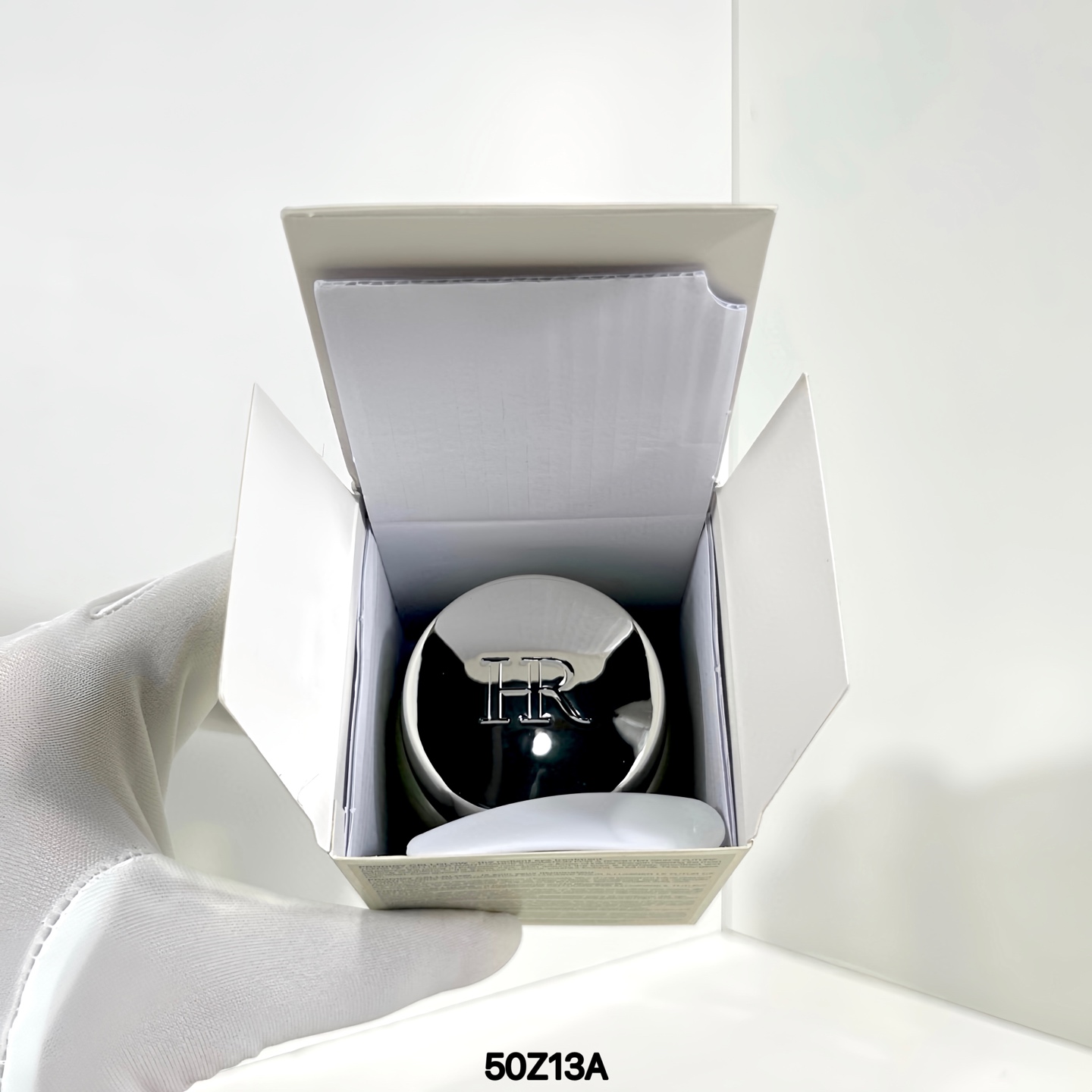 50包 ✍️HR赫莲娜高光眼霜15ml🔜50Z13A编码！已更新日期❗️HR赫莲娜至美琉光恒采高光眼霜15ml，这款HR高光眼霜的瓶身很有大牌的风范，拿在手上有RMB的沉重感，打开瓶盖，呈入眼中是淡淡，使我顿时少女心泛滥，轻轻一抹在眼部提的粉色亮，轻柔按摩使眼周有提拉紧致感，含有波色因抗衰成份年轻了双眸，HR赫莲娜至美琉光高光眼霜15ml。