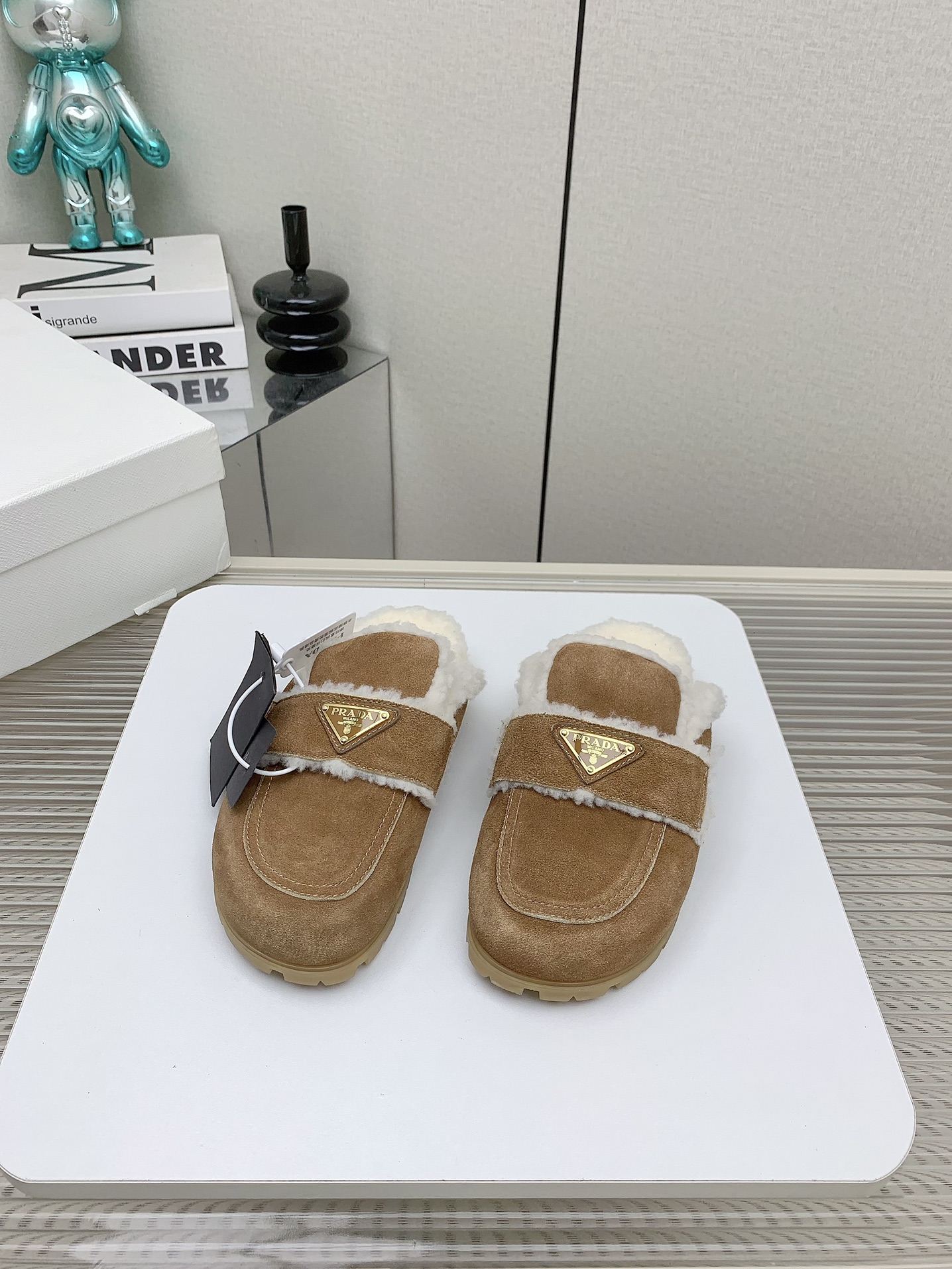 NO:611942,(Higher version) Prada 24/thick-soled snow boots. This snow boot continues the timeless silhouette and is a new classic item. It is made of suede and is carefully crafted to enhance the style. It is light in style and comes with a triangle buckle logo and a 5CM thick sole. It is suitable for all seasons and can be matched with all kinds of casual styles. In an era where all kinds of styles are full of eyeballs, the most lasting companion is the one that captures people's hearts bit by bit. Fabric: Imported suede Lining: Lamb wool imported from Australia  Outsole: Tpu non-slip outsole + leather welt, sole thickness: 5CM, size 35-41 (40 and 41 customized, non-returnable), semi-slip suede shoes, prada, prada, boots, chamois leather19860909（高版本） Prada普拉达 24/厚底 雪地靴 这款雪地靴延续经久不衰的轮廓,是新款经典单品 采用麂皮 精心制作, 提升格调 款式轻盈,搭配三角扣标志加5CM厚底 四季皆宜,可与各式休闲造型搭配,在各种风格充斥眼球的时代,最能长久陪伴搭配的 一点一点俘获人心 面料: 进口麂皮 内里: 澳洲进口羊羔毛 大底: Tpu防滑大底 +真皮沿条 底厚: 5CM 码数35-41（40 41订做不退换）,半拖毛毛鞋,prada,prada,boots,chamois leather,Women's Shoes