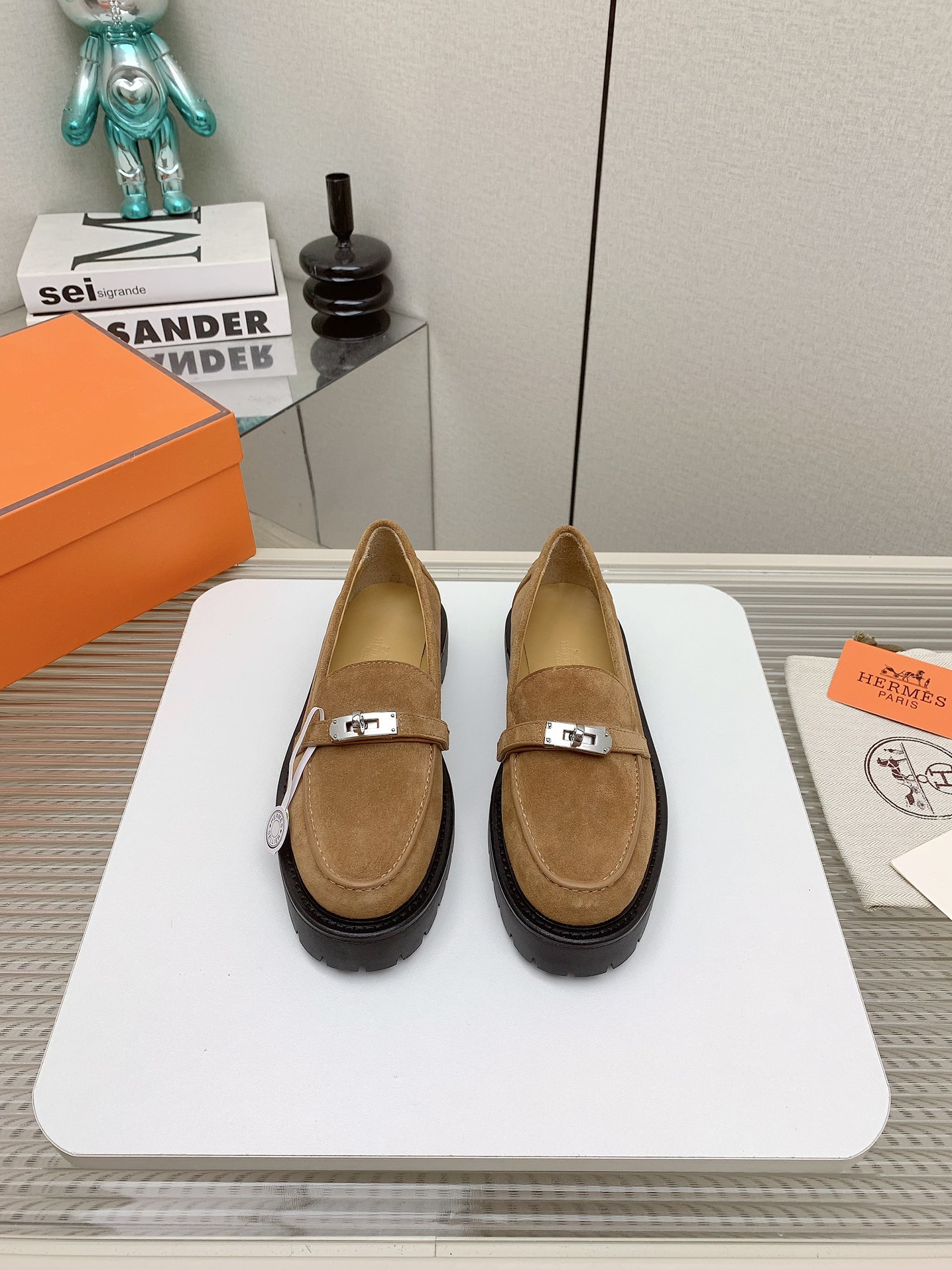 NO:546259,(High version) The new loafers released by Ama*S/H Family this fall and winter are simply perfect. Those who are afraid of being slim and dare to enter. They do not need a band-aid when shopping. They have also updated the sole process. The tiles and carpets are not afraid of slipping. In addition, the beef tendon sole not only has the function of increasing height, but also increases the casual effect of the entire shoe. The upper sheepskin upper is inner sheepskin sole imported from Italy. Compound beef tendon sole size 35-40 (34.41.42 custom made without return or exchange), loafers, hermes, loafers, cowhide, sheepskin19860909（高版本）  爱马*仕/H家今年秋冬新出的新款乐福鞋简直是太完美了,怕磨脚的亲大胆入,逛街妥妥的不需要创可贴.还更新了鞋底的工艺,以后才瓷砖地毯都不怕滑了,而且牛筋底不但有增高功能还增加了整个鞋子的休闲效果, 鞋面羊皮鞋面 内里羊皮内里 鞋底意大利进口牛皮底复合牛筋鞋底 码数35-40（34.41.42订做不退换）,乐福鞋,hermes,loafers,cowhide,sheepskin,Women's Shoes