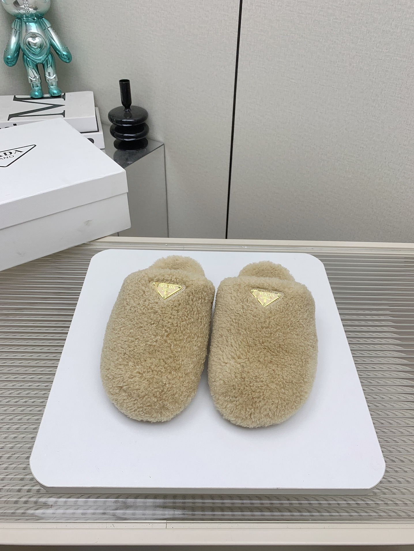 NO:611947,(Higher version) Prada Prada's new autumn and winter fur slippers Triangular buckle bread toe half slippers Braided wool series, the latest catwalk series Classic upgrades Comfort and fashionability coexist Each color combination looks good, and the design matches different style needs Original custom-made cowhide uppers Lining: Paste wool Outsole Original molded non-slip outsole Shoe size: 35-40, half-slip fur shoes, prada, prada, slippers19860909（高版本） Prada 普拉达秋冬季新款毛拖鞋 三角扣面包包头半拖鞋 编织毛系列、最新走秀系列 经典升级 舒适度与时髦度并存 每个颜色搭配都好看,设计搭配不同风格需求 鞋面原版定制牛猄 内里: 糕羊毛 大底原版开模防滑大底 鞋码: 35-40,半拖毛毛鞋,prada,prada,slippers,Women's Shoes