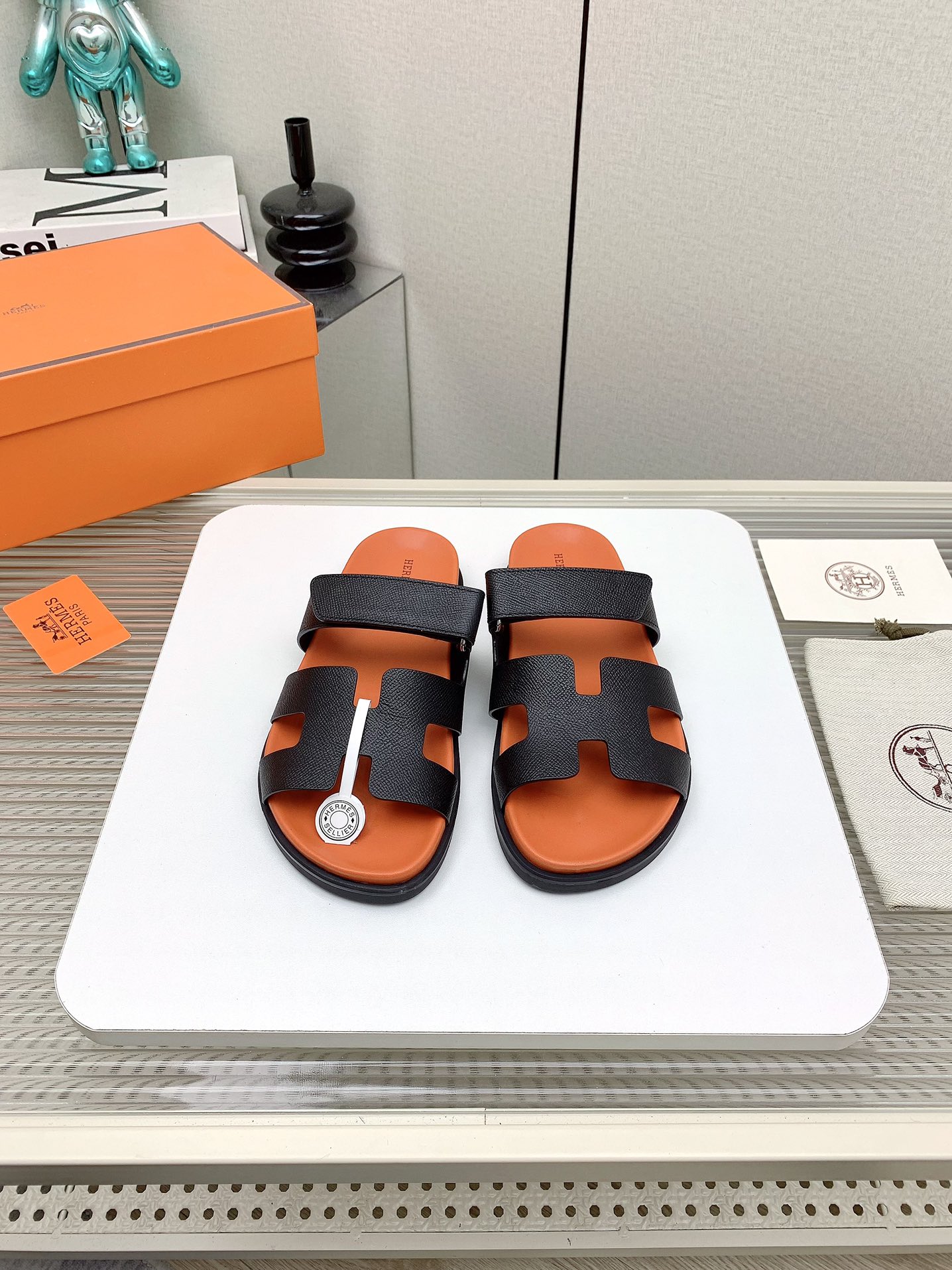 NO:648645,Women's style and men's style (top version) H family autumn and winter new style HERME*S's recently popular couple's shoes - sandals, paired with various colorful socks, very trendy. Imported calfskin for the upper, imported water-dyed cow lining for the lining, Tpu non-slip and wear-resistant outsole  Size: Female 34-41 Male 39-46 (Female 34.40.41 Male 45.46 Customized, non-refundable and non-exchangeable), hermes, sandals, cowhide, socks19860909女款男款（顶级版本） H家 秋冬新款 HERME*S最近火到不行的情侣款二舅鞋- 凉鞋,搭配各种彩色袜子,潮爆了 鞋面进口小牛皮 内里进口水染牛里 大底Tpu防滑耐磨大底 码数女34-41男39-46（女34.40.41男45.46定做不退不换）,,hermes,sandals,cowhide,socks,Women's Shoes