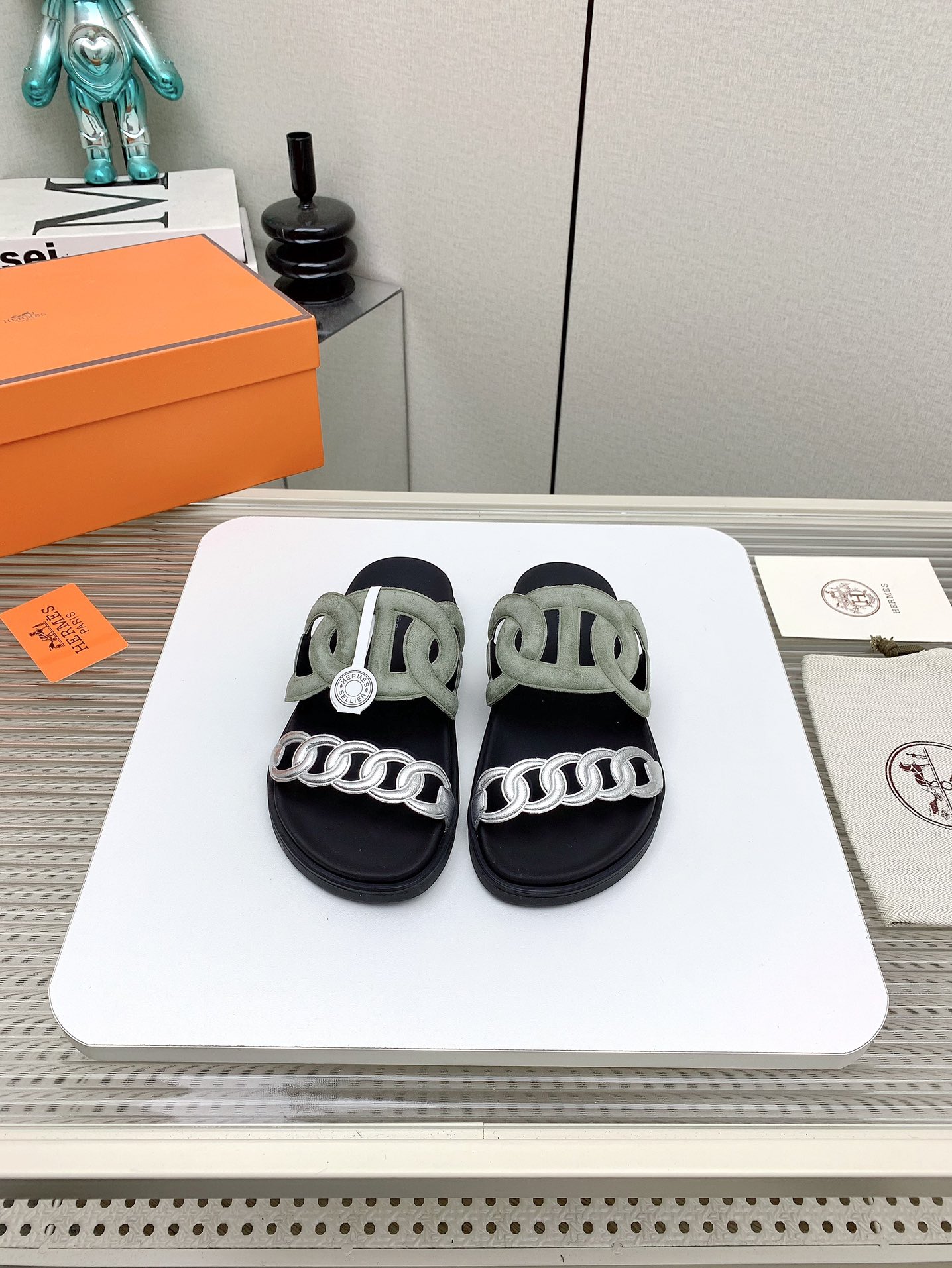 NO:261665,Women's men's model (top version) H Family New HERME*S couple's second uncle shoes that have been popular recently - sandals, paired with various colorful socks, it is very fashionable. Imported calfskin upper imported, water-dyed cow lining, outsole Tpu non-slip wear-resistant, sizes for women 34-41 men 39-46 (women 34.40.41 men 45.46 customized, no return or replacement), slippers, hermes, sandals, slippers, cowhide, socks19860909女款男款（顶级版本） H家 新款 HERME*S最近火到不行的情侣款二舅鞋- 凉鞋,搭配各种彩色袜子,潮爆了 鞋面进口小牛皮 内里进口水染牛里 大底Tpu防滑耐磨大底 码数女34-41男39-46（女34.40.41男45.46定做不退不换）,拖鞋,hermes,sandals,slippers,cowhide,socks,Women's Shoes