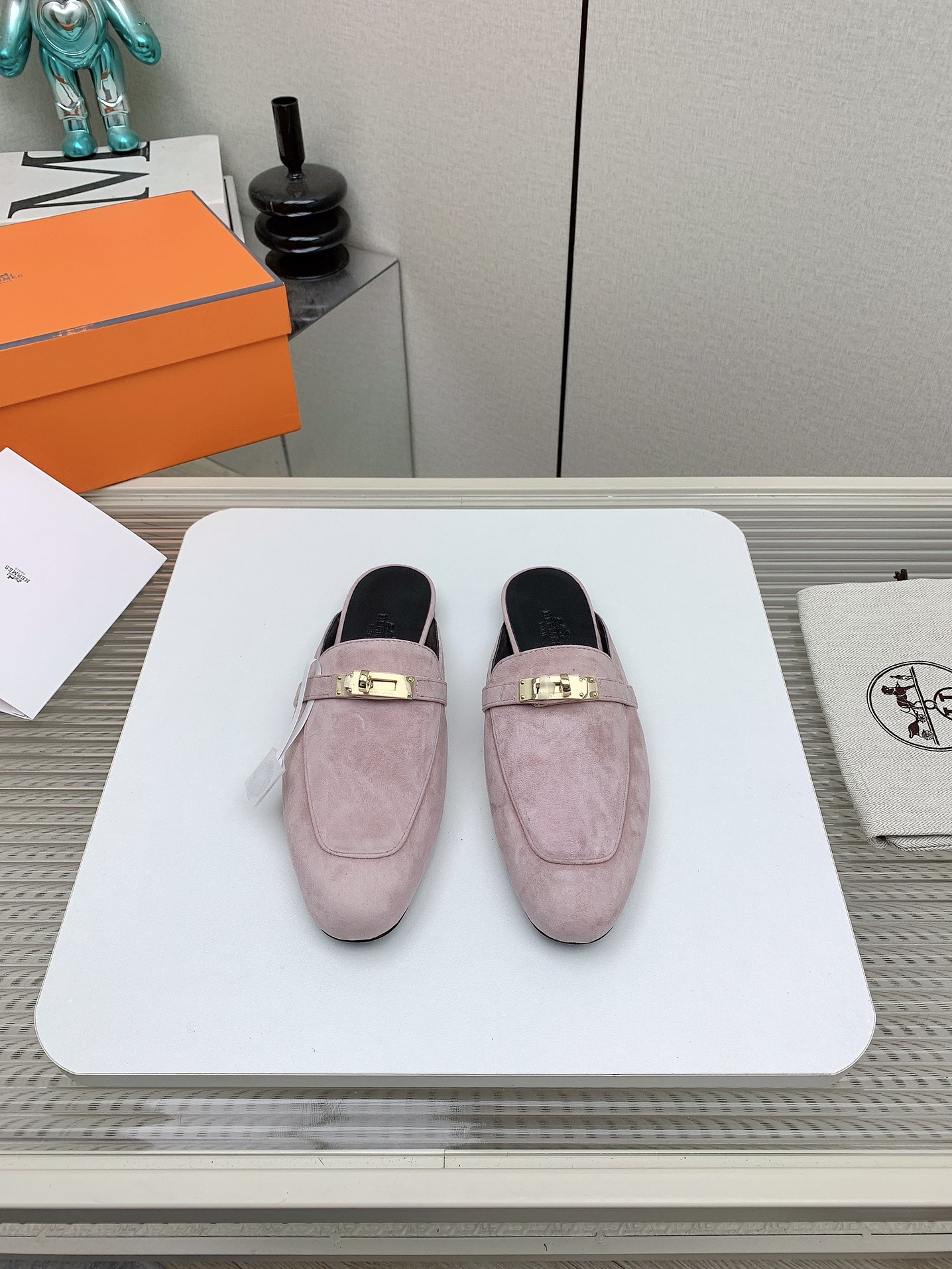 NO:882092,(Higher version) Herme,s~2026 official website synchronized Kelly buckle Mules/cap-toe half slippers~top original single version, ZP comparison and production, the highest version on the market~the whole pair of shoes is soft on the feet and very comfortable. Since it is a half slipper design, there is no need to worry about foot grinding!  It goes well with jeans, leggings, and leggings. It is definitely the first choice for ladies and ladies. It is versatile for casual wear, and it is also ok for slightly formal occasions. You can immediately wear it with a proper lady's casual style. H brand shoes are suitable for a wide range of age groups, very practical and high-end big brands, and the upper feet are super elegant. The upper is cowhide, the inner insole is sheepskin, and the sole is full genuine leather. Size 35-41 (40 41)  Customization is not returnable), semi-trailers, hermes, slippers, jeans, cowhide, sheepskin, Leather soles19860909（高版本） Herme,s~2026官网同步Kelly扣穆勒鞋/包头半拖鞋~顶级原单版,ZP对比做货,市面最高版本~整双鞋子上脚柔软,非常舒适,由于是半拖鞋设计,完全不用担心磨脚的问题！搭配牛仔裤、小脚裤、打底裤都一流,绝对是贵妇名媛首选.休闲百搭,稍微正式的场合也ok.立马穿出妥妥的贵妇休闲风.H牌的鞋子适合的年龄段跨度非常大,非常实用高端大牌,上脚超有气质 鞋面牛皮 内里鞋垫绵羊皮 鞋底全真皮大底 码数35-41（40 41 定制不退换）,半拖,hermes,slippers,jeans,cowhide,sheepskin,Leather soles,Women's Shoes