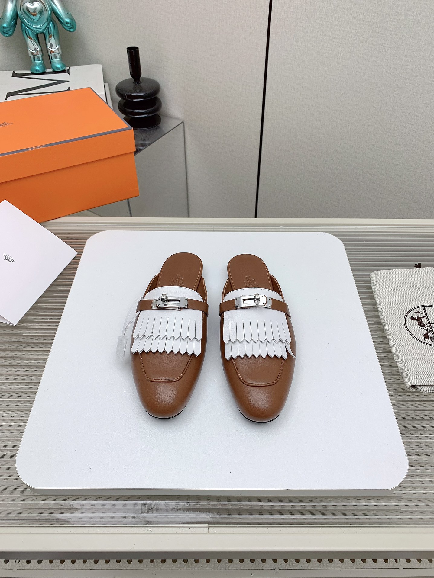 NO:261659,(High version) Herme,s~The official website synchronizes Kelly button mules/baotou half slippers~The top-level original single version, ZP comparison to making goods, the highest version on the market~The whole pair of shoes is soft and very comfortable. Since it is a semi-slipper design, you don’t have to worry about the problem of grinding your feet at all!  Paired with jeans, trousers and leggings, they are definitely the first choice for ladies and celebrities. They are casual and versatile, and they are also OK for a slightly formal occasion. Wear a decent style of ladies immediately. H brand shoes are suitable for a very large age range, very practical and high-end brands, with super temperament on the feet. Cowhide upper, inner insole sheepskin, soles full leather outsole, size 35-41 (40 41 custom, non-return and exchange), semi-torch, hermes, slippers, jeans, cowhide, sheepskin, Leather soles19860909（高版本） Herme,s~官网同步Kelly扣穆勒鞋/包头半拖鞋~顶级原单版,ZP对比做货,市面最高版本~整双鞋子上脚柔软,非常舒适,由于是半拖鞋设计,完全不用担心磨脚的问题！搭配牛仔裤、小脚裤、打底裤都一流,绝对是贵妇名媛首选.休闲百搭,稍微正式的场合也ok.立马穿出妥妥的贵妇休闲风.H牌的鞋子适合的年龄段跨度非常大,非常实用高端大牌,上脚超有气质 鞋面牛皮 内里鞋垫绵羊皮 鞋底全真皮大底 码数35-41（40 41 定制不退换）,半拖,hermes,slippers,jeans,cowhide,sheepskin,Leather soles,Women's Shoes