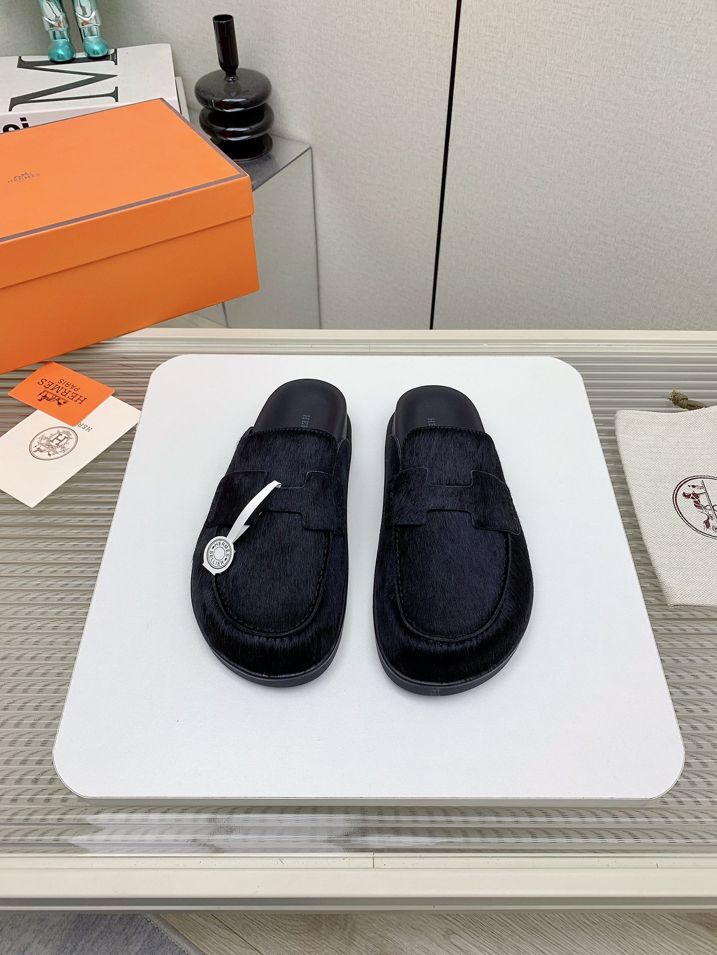 NO:261661,Women's 260 men's model (top version) H family Autumn and winter new model HERME*S couple's second uncle shoes that are very popular recently - sandals, paired with various colorful socks, it is very fashionable. Imported calfskin upper imported, water-dyed cow lining, outsole Tpu non-slip wear-resistant, sizes for women 34-41 men 39-46 (women 34.40.41 men 45.46 customized, semi-drag, hermes, sandals, cowhide, socks19860909女款260男款（顶级版本） H家 秋冬新款 HERME*S最近火到不行的情侣款二舅鞋- 凉鞋,搭配各种彩色袜子,潮爆了 鞋面进口小牛皮 内里进口水染牛里 大底Tpu防滑耐磨大底 码数女34-41男39-46（女34.40.41男45.46定做不退不换）,半拖,hermes,sandals,cowhide,socks,Women's Shoes