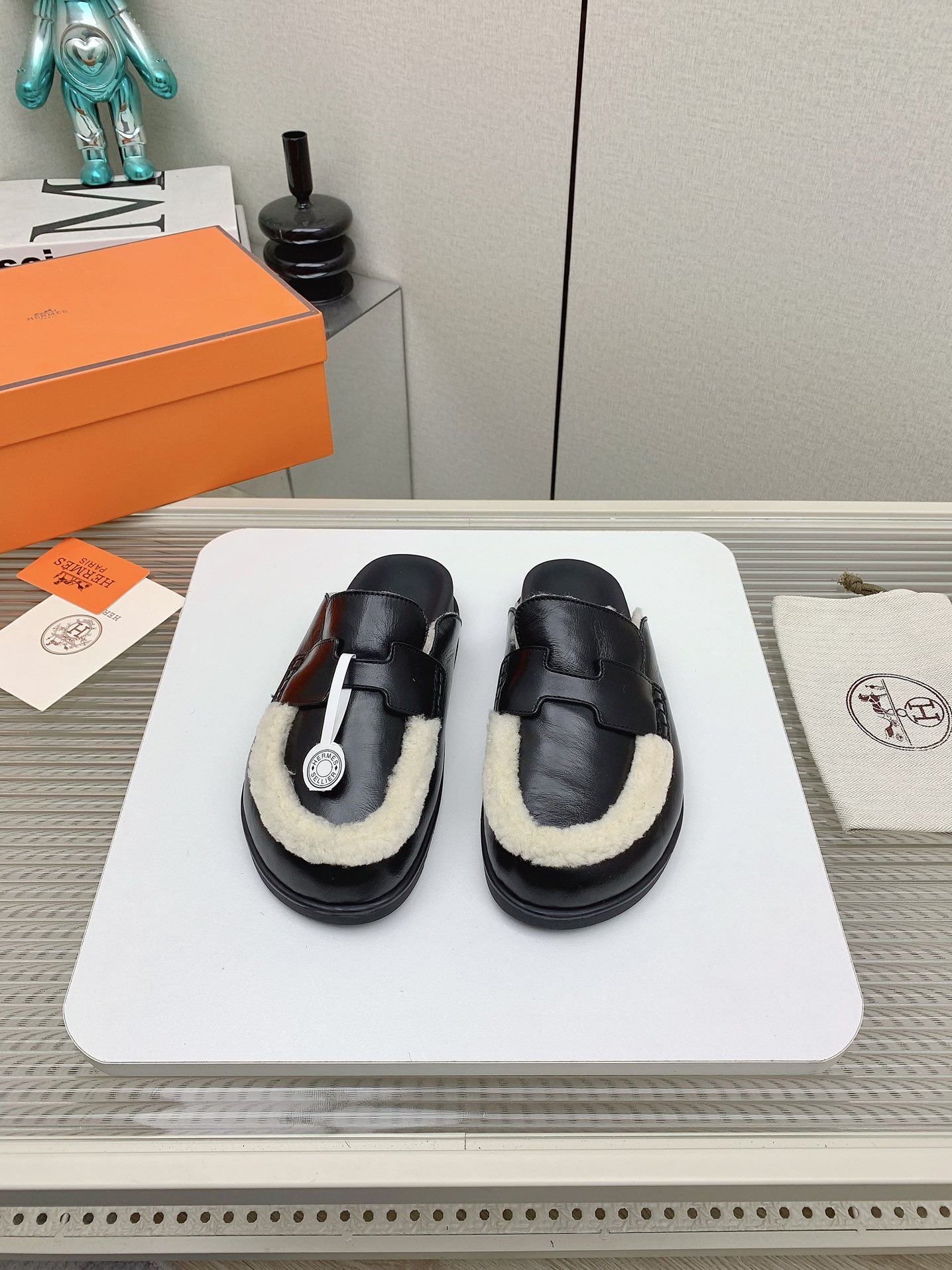 NO:261663,Women's men's model (top version) H family Autumn and winter new model HERME*S couple's second uncle shoes that are very popular recently - sandals, paired with various colorful socks, it is very fashionable. Imported calfskin upper imported, water-dyed cow lining, outsole Tpu non-slip wear-resistant, sizes for women 34-41 men 39-46 (women 34.40.41 men 45.46 customized, semi-drag, hermes, sandals, cowhide, socks19860909女款男款（顶级版本） H家 秋冬新款 HERME*S最近火到不行的情侣款二舅鞋- 凉鞋,搭配各种彩色袜子,潮爆了 鞋面进口小牛皮 内里进口水染牛里 大底Tpu防滑耐磨大底 码数女34-41男39-46（女34.40.41男45.46定做不退不换）,半拖,hermes,sandals,cowhide,socks,Women's Shoes