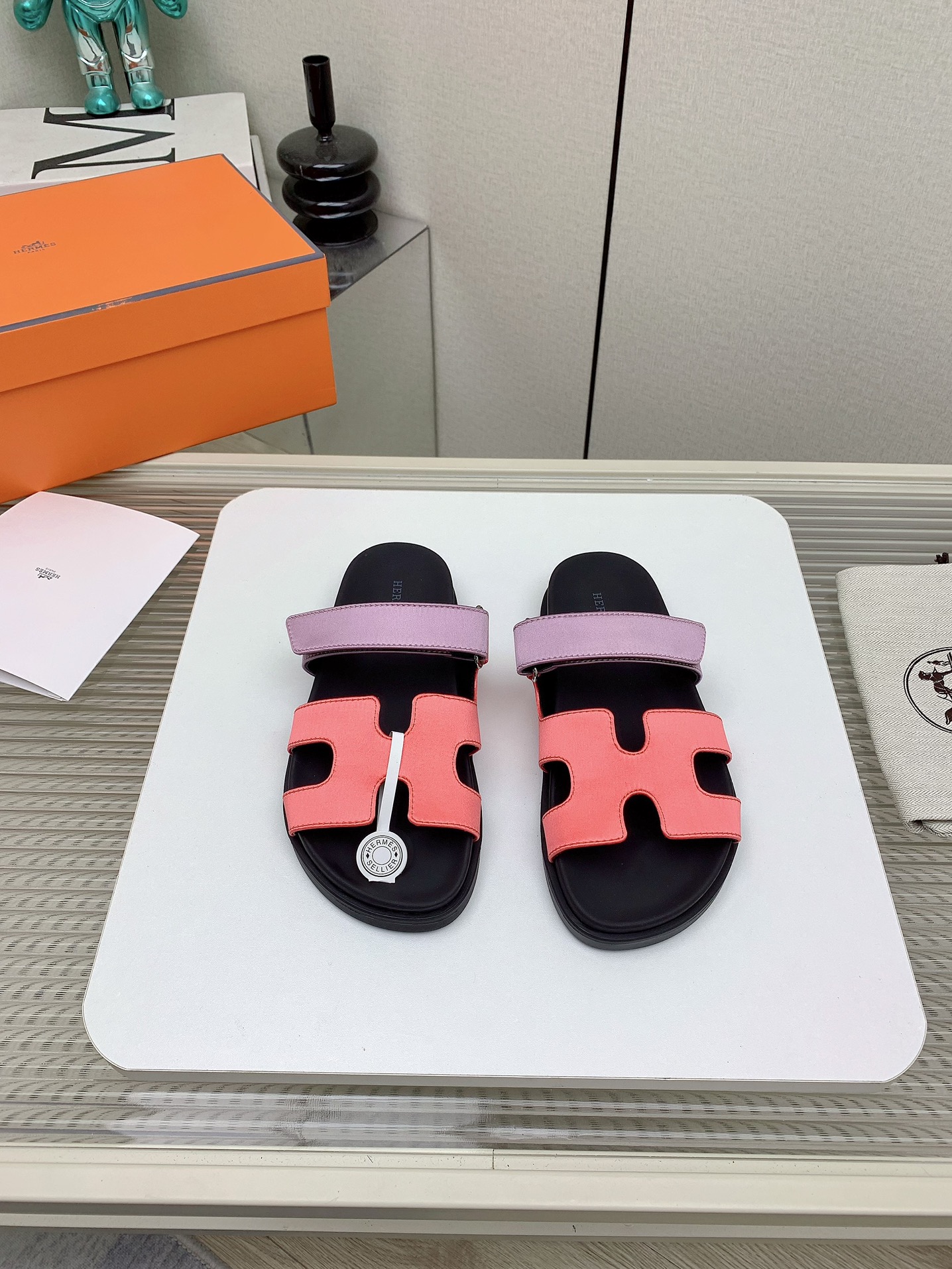 NO:446511,Women's men's model (top version) H home autumn and winter new model HERME*S couple's second uncle shoes that are very popular recently - sandals, paired with various colorful socks, it is very fashionable. Imported calfskin upper imported, water-dyed cow lining, outsole Tpu non-slip wear-resistant, sizes for women 34-41 men 39-46 (women 34.40.41 men 45.46 customized, no return or replacement), slippers, hermes, sandals, slippers, cowhide, socks19860909女款男款（顶级版本） H家 秋冬新款 HERME*S最近火到不行的情侣款二舅鞋- 凉鞋,搭配各种彩色袜子,潮爆了 鞋面进口小牛皮 内里进口水染牛里 大底Tpu防滑耐磨大底 码数女34-41男39-46（女34.40.41男45.46定做不退不换）,拖鞋,hermes,sandals,slippers,cowhide,socks,Women's Shoes