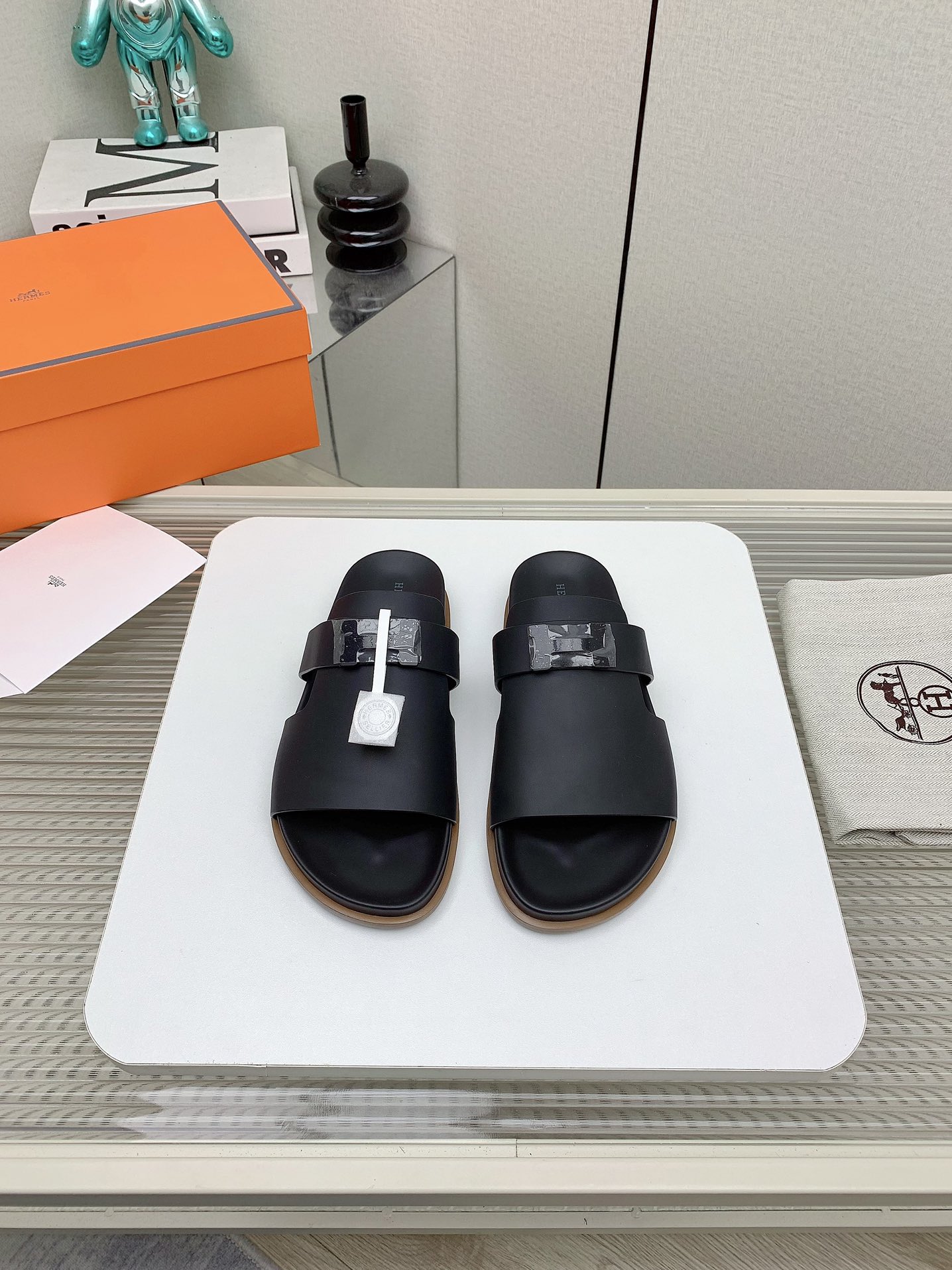 NO:446492,Men's model (top version) Hjia 2025 autumn and winter new model HERME*S couple's second uncle shoes that are very popular recently - sandals, paired with various colorful socks, it is very fashionable. Imported calfskin on the upper, imported water-dyed cattle lining, outsole Tpu non-slip wear-resistant sole, size 40-45 for men (customized for men, no return or replacement), slippers, hermes, sandals, slippers, cowhide, socks19860909男款（顶级版本） H家 2025秋冬新款 HERME*S最近火到不行的情侣款二舅鞋- 凉鞋,搭配各种彩色袜子,潮爆了 鞋面进口小牛皮 内里进口水染牛里 大底Tpu防滑耐磨大底 码数男40-45（男45定做不退不换）,拖鞋,hermes,sandals,slippers,cowhide,socks,Women's Shoes