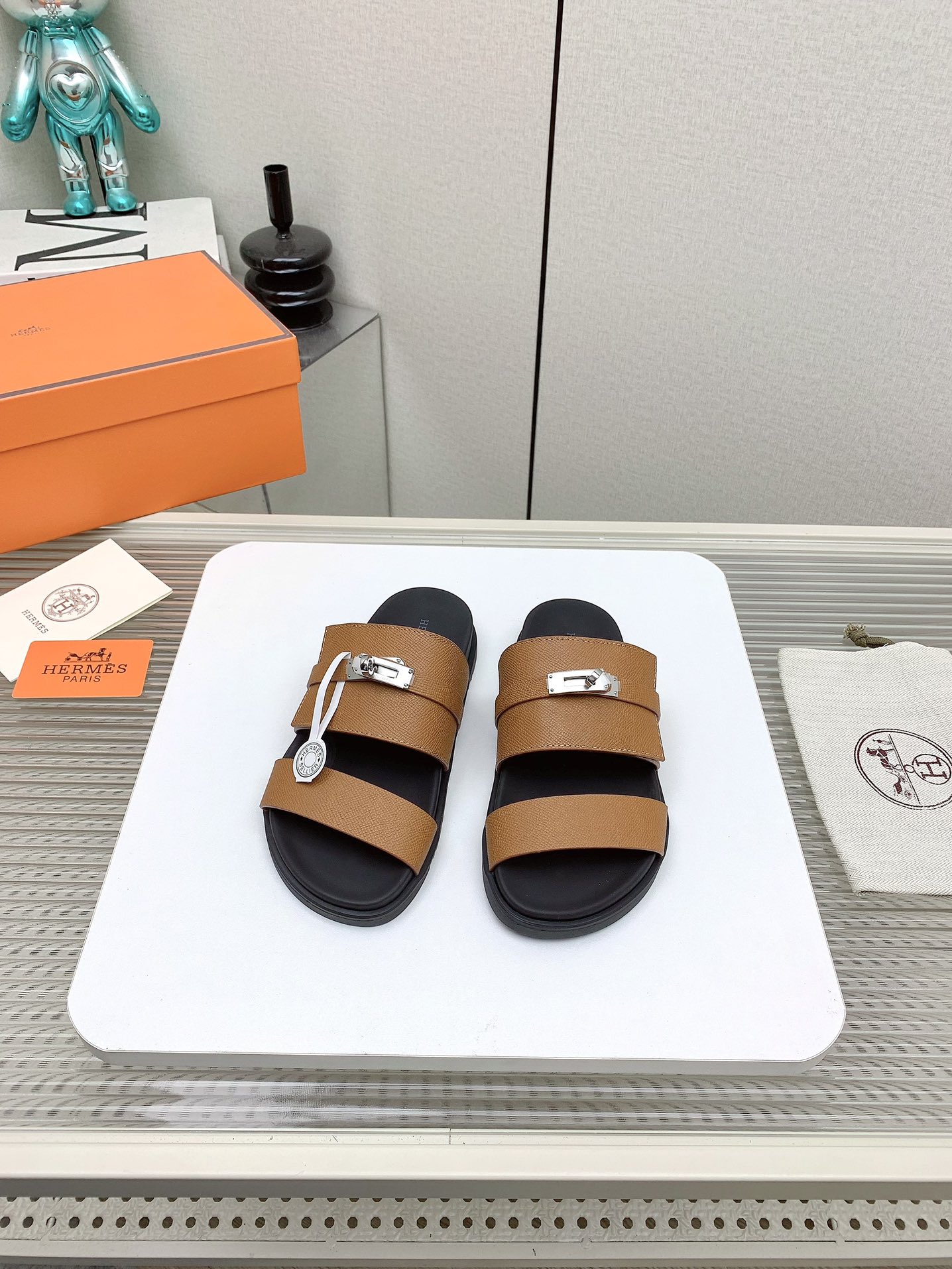 NO:171486,Women's men's model (top version) H home autumn and winter new model HERME*S couple's second uncle shoes that are very popular recently - sandals, paired with various colored socks, it is very fashionable. Imported calfskin upper imported, water-dyed cow lining, outsole Tpu non-slip wear-resistant, sizes for women 34-41 men 39-46 (women 34.40.41 men 45.46 customized, no return or replacement), slippers, hermes, sandals, slippers, cowhide, socks19860909女款男款（顶级版本） H家 秋冬新款 HERME*S最近火到不行的情侣款二舅鞋- 凉鞋,搭配各种彩色袜子,潮爆了 鞋面进口小牛皮 内里进口水染牛里 大底Tpu防滑耐磨大底 码数女34-41男39-46（女34.40.41男45.46定做不退不换）,拖鞋,hermes,sandals,slippers,cowhide,socks,Women's Shoes