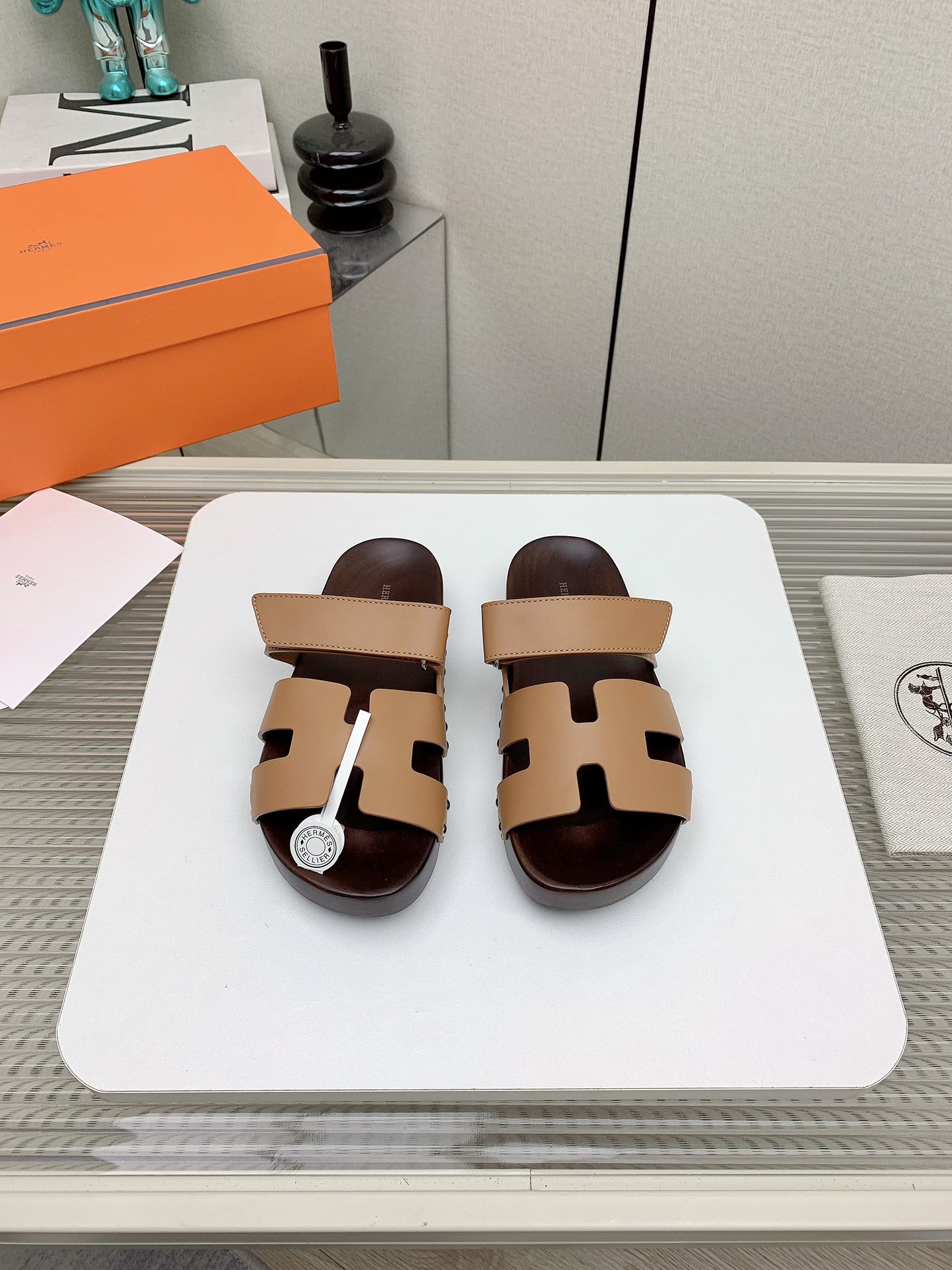 NO:171492,(Top version) H Family Autumn and Winter New HERME*S Couple Second Uncle Shoes That Has Been So Fast Recently - Sandals, Paired with Various Colored Socks, It's Trendy. Imported Calfskin on the upper, imported water-dyed beef lining, outsole solid wood sole, size 35-41 for women (for women 40.41 custom made without return or replacement), slippers, hermes, sandals, slippers, cowhide, socks19860909（顶级版本） H家 秋冬新款 HERME*S最近火到不行的情侣款二舅鞋- 凉鞋,搭配各种彩色袜子,潮爆了 鞋面进口小牛皮 内里进口水染牛里 大底实木大底 码数女35-41（女40.41定做不退不换）,拖鞋,hermes,sandals,slippers,cowhide,socks,Women's Shoes