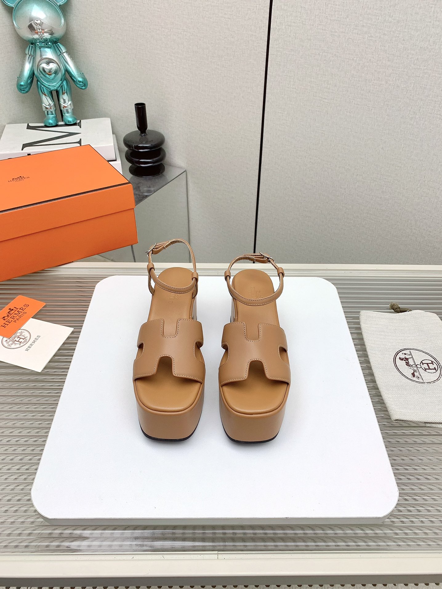 NO:171454,(High version) 25ssHerme*H Home New Aima*Jam Waterproof Platform Sandals ZP Buy Top Original Quality The highest version on the market Classic H-shaped upper exudes elegant charm with adjustable straps Suitable for different foot types Comfortable wear Suit-covered waterproof platform Rose gold buckle Design to create a comfortable and casual look With H full high-end packaging Upper imported toe-layer palm-print cowhide/goat skin Inner footbed mixed-bred sheepskin Outsole Original molded sole Get what you pay for Real material Whether it is leather last sole Sole craftsmanship is the same as ZP Size35-39 size (40 can be customized without return or replacement), sandals, hermes, hermes, sandals, cowhide, sheepskin19860909（高版本） 25ssHerme* H家新款爱马*Jam防水台凉鞋 ZP购入 顶级原单品质 市面最高版本 经典H型鞋面 散发优雅魅力 搭配可调节袢带 适合不同脚型 穿着倍感舒适 绒面包覆防水台 镀玫瑰金鞋扣 设计打造舒适休闲造型 配H全套高端包装 鞋面进口头层手掌纹牛皮/山羊皮 内里垫脚混种羊皮 大底原版开模大底 一分钱一分货 真材实料 无论是皮料 楦型 鞋底 工艺 都跟ZP一致 Size35-39码（40可定制不退不换）,凉鞋,hermes,hermes,sandals,cowhide,sheepskin,Women's Shoes