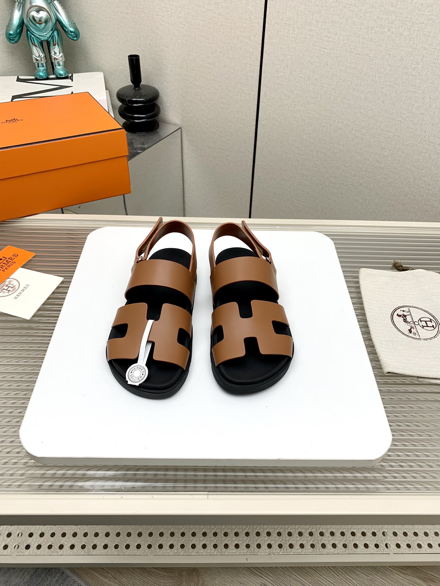 NO:171459,Women's men's model (top version) H family Autumn and winter new model HERME*S couple's second uncle shoes that are very popular recently - sandals, paired with various colorful socks, it is very fashionable. Imported calfskin upper imported, water-dyed cow lining, outsole Tpu non-slip wear-resistant, sizes for women 34-41 men 39-46 (women 34.40.41 men 45.46 custom-made, no return or replacement), sandals, hermes, sandals, cowhide, socks19860909女款男款（顶级版本） H家 秋冬新款 HERME*S最近火到不行的情侣款二舅鞋- 凉鞋,搭配各种彩色袜子,潮爆了 鞋面进口小牛皮 内里进口水染牛里 大底Tpu防滑耐磨大底 码数女34-41男39-46（女34.40.41男45.46定做不退不换）,凉鞋,hermes,sandals,cowhide,socks,Women's Shoes