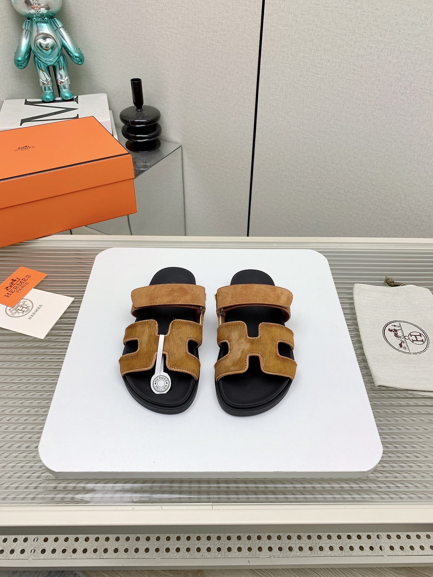 NO:171449,Women's men's model (top version) H home autumn and winter new model HERME*S couple's second uncle shoes that are very popular recently - sandals, paired with various colorful socks, it is very fashionable. Imported calfskin upper imported, water-dyed cow lining, outsole Tpu non-slip wear-resistant, sizes for women 34-41 men 39-46 (women 34.40.41 men 45.46 customized, no return or replacement), slippers, hermes, sandals, slippers, cowhide, socks19860909女款男款（顶级版本） H家 秋冬新款 HERME*S最近火到不行的情侣款二舅鞋- 凉鞋,搭配各种彩色袜子,潮爆了 鞋面进口小牛皮 内里进口水染牛里 大底Tpu防滑耐磨大底 码数女34-41男39-46（女34.40.41男45.46定做不退不换）,拖鞋,hermes,sandals,slippers,cowhide,socks,Women's Shoes