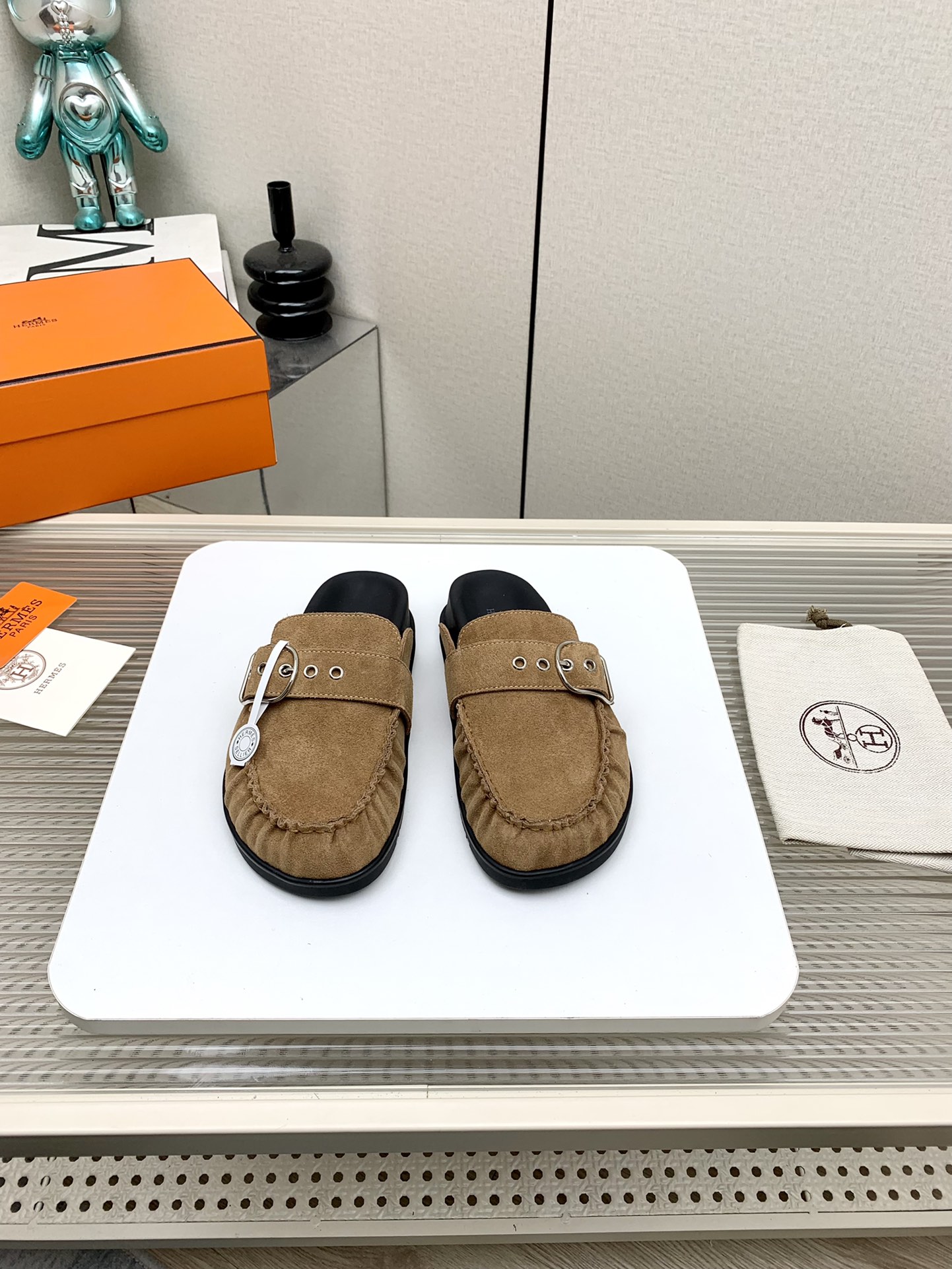 NO:171480,Women's men's model (top version) H family Autumn and winter new model HERME*S couple's Birkenstock shoes that are very popular recently - sandals, paired with various colorful socks, it is very fashionable. Imported calfskin upper imported, water-dyed cow lining, outsole Tpu non-slip wear-resistant, sizes for women 34-41 men 39-46 (women 34.40.41 men 45.46 customized, semi-drag, hermes, sandals, cowhide, socks19860909女款男款（顶级版本） H家 秋冬新款 HERME*S最近火到不行的情侣款勃肯鞋- 凉鞋,搭配各种彩色袜子,潮爆了 鞋面进口小牛皮 内里进口水染牛里 大底Tpu防滑耐磨大底 码数女34-41男39-46（女34.40.41男45.46定做不退不换）,半拖,hermes,sandals,cowhide,socks,Women's Shoes