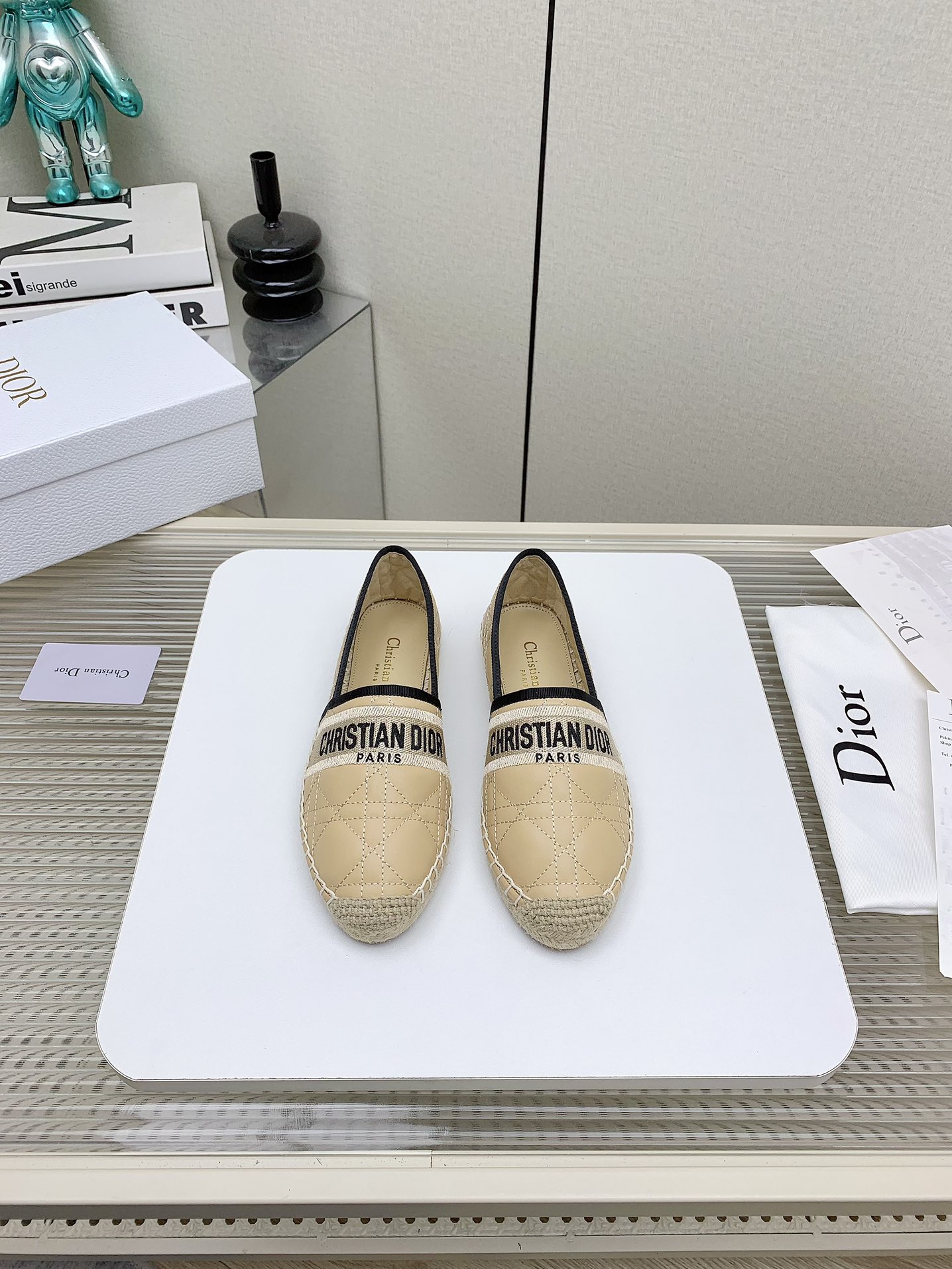 NO:171474,(High version) 25ss Dior DIO* early spring new hot fisherman shoes are simple, atmospheric and fashionable, unsightly and timeless, and are the classics of the fashion circle that never fades away. Retro fisherman shoes Original hand-woven surface, electric embroidery technology, imported specific fabric/sheepskin, imported sheepskin, sole original rubber outsole, size 34-40 (34.40.41.42 custom-made, non-return and exchange), fisherman shoes, dior, dior, espadrilles, sheepskin19860909（高版本） 25ss 迪奥DIO*早春新款爆款渔夫鞋简约大气时髦 耐看不过时 是时尚圈永不退潮的经典所在 复古的渔夫鞋 原版手工编织面 鞋面电绣工艺 进口特定布面/羊皮 内里进口羊皮 鞋底原版橡胶大底 码数34-40（34.40.41.42定制不退换）,渔夫鞋,dior,dior,espadrilles,sheepskin,Women's Shoes