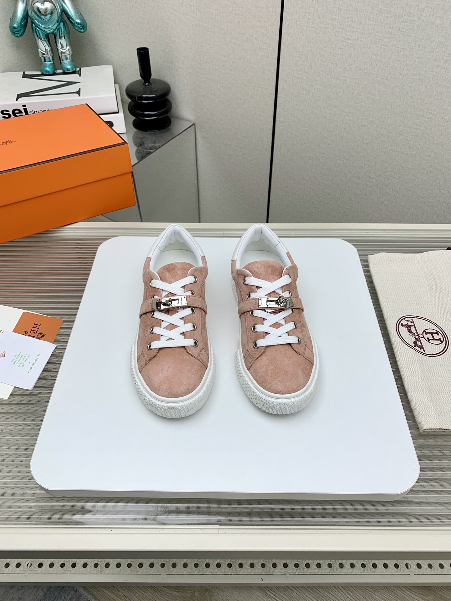 NO:263748,Women's size men's size (high-end version) Hermes classic couple style #buckle casual white shoes skateboard shoes, no shoes that are full of unknown Hermes rarely produce flat casual shoes and are styles that are matched with classic palladium-plated Kelly shoe buckles!  People fall in love with it at first sight. Super versatile~ skirts and pants can be matched with closed eyes at will. Super noble and elegant. Fabric specific cowhide/canvas material. Inner sheepskin. Original open-model tpu outsole. Size 35-45. Casual shoes/sports shoes. Hermes, hermes, sneakers, skirts, cowhide, sheepskin.19860909女码男码（高版本） Hermes爱马仕经典情侣款#扣休闲小白鞋滑板鞋 完全不会撞鞋 充满未知的爱马仕 很少出平底休闲鞋而且是搭配经典镀钯Kelly鞋扣的款式！让人一眼就爱上 超百搭～裙子裤子都可以随意配闭眼入 超显高贵大气 面料特定牛皮/帆布材质 内里羊皮里 大底原版开模tpu大底 码数35-45,休闲鞋/运动鞋,hermes,hermes,sneakers,skirts,cowhide,sheepskin,Women's Shoes