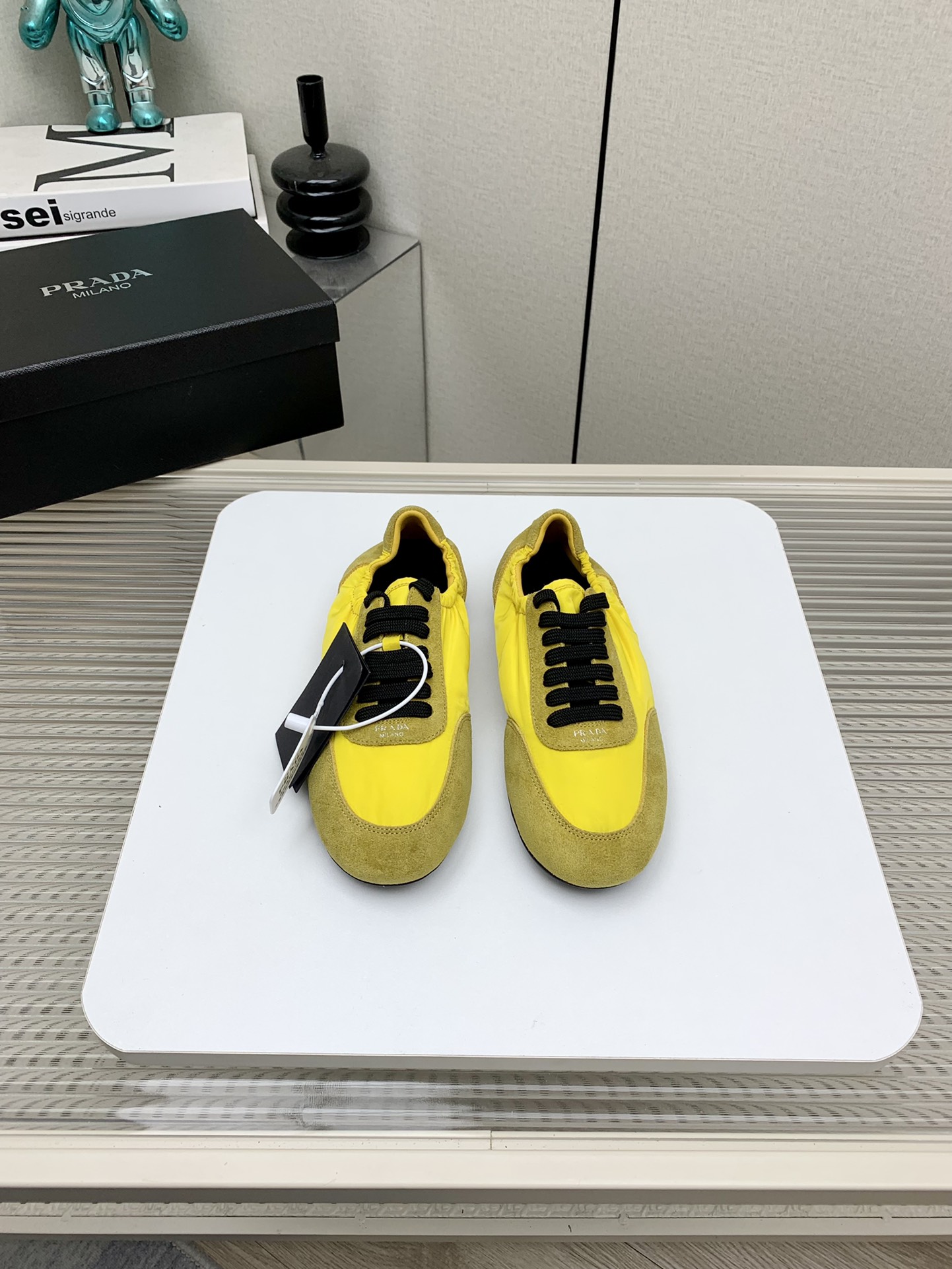 NO:171463,(High version) Prada 25/early spring, catwalk, casual, Forrest Gump, German training shoes. This German training shoes have a very high appearance rate. The shape is running shoes that look like ballet shoes. The soft leather and Prada exclusive nylon material are the most resistant to hits!  It is a retro-sensing item. It can be matched with novel and fashionable items or overall old retro styles, and can be perfectly controlled. Upper: Imported suede Inner: Sheepskin Outsole: Original thin sole Size: #35-41 (40.41 Custom made without return or exchange), casual shoes/sports shoes, prada, prada, sneakers, sheepskin, chamois leather19860909（高版本） Prada 普拉达 25/早春 走秀 休闲 阿甘 德训鞋 出镜率很高的就是这款德训鞋 外形是像芭蕾舞鞋一样的跑鞋,柔软的皮质加上Prada 专属尼龙材质上脚的轻盈度和舒适度是最抗打的！本来就是复古感拉满的单品,既可以搭配新颖时髦的单品,也可以搭配整体做旧的复古感造型,都可以完美驾驭 鞋面: 进口麂皮 内里: 羊皮 大底: 原版薄底 Size: #35-41(40.41定做不退换）,休闲鞋/运动鞋,prada,prada,sneakers,sheepskin,chamois leather,Women's Shoes