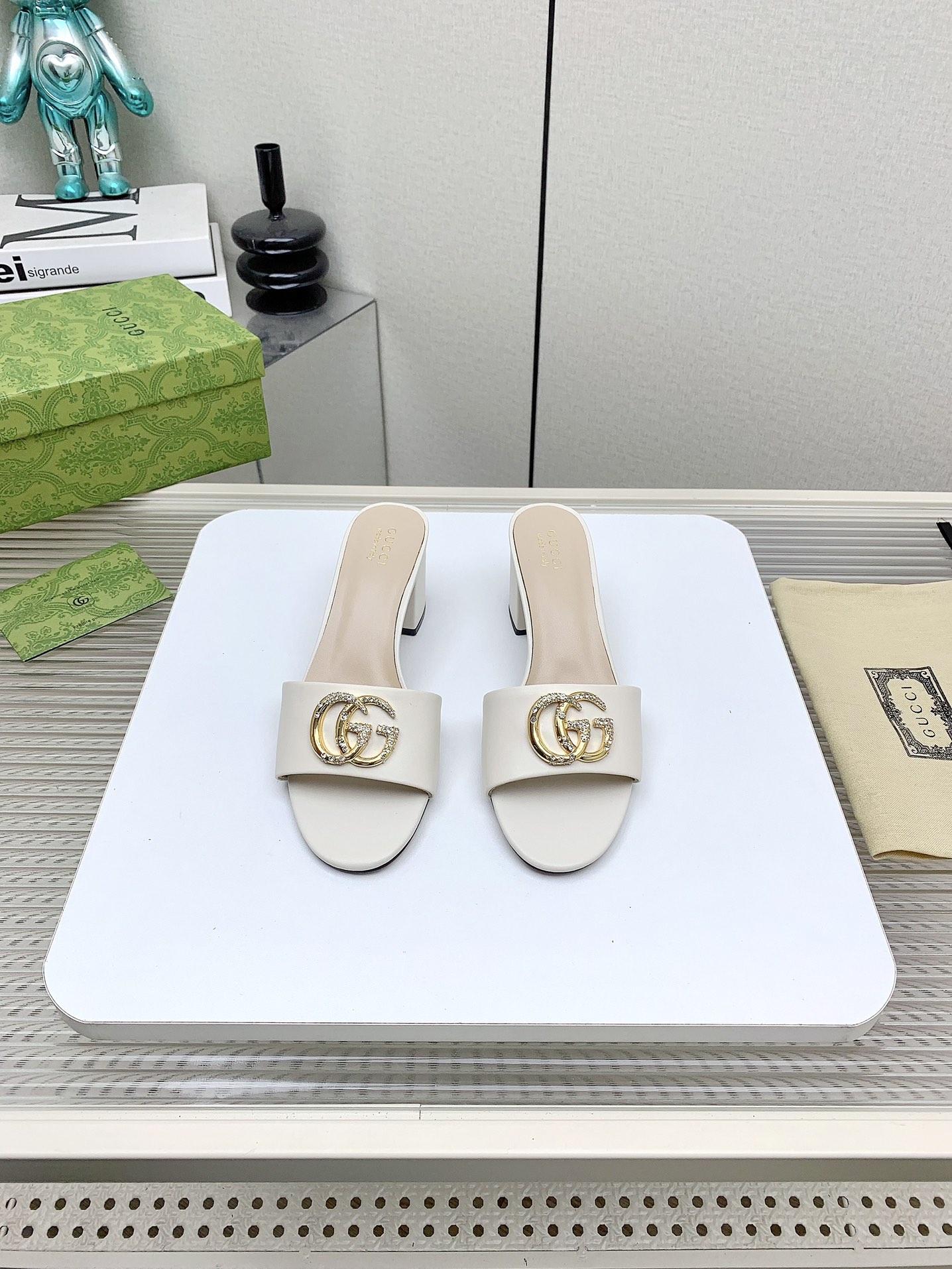 NO:171451,(High version) New Gucc*25ss Early Spring Flat-sole Thick Heel Slippers Series~Xiaoxiangjia's new best-looking slippers, closed eyes, round pointed toe design, no picky feet, embellished diamond buckle logo, imported upper, imported sheepskin, sole genuine leather sole/heel height 5cm, size 34-43 (34.40.41.42.43 Customized non-return and exchange, slippers, chanel, gucci, slippers, sheepskin, Leather soles19860909（高版本）  新款Gucc*25ss早春平底粗跟拖鞋系列～小香家新款最好看的拖鞋 闭眼冲~圆尖头设计完全不挑脚型 点缀钻扣logo 鞋面进口小羊皮 内里进口羊皮 鞋底真皮大底/跟高5cm 码数34-43（34.40.41.42.43定制不退换,拖鞋,chanel,gucci,slippers,sheepskin,Leather soles,Women's Shoes